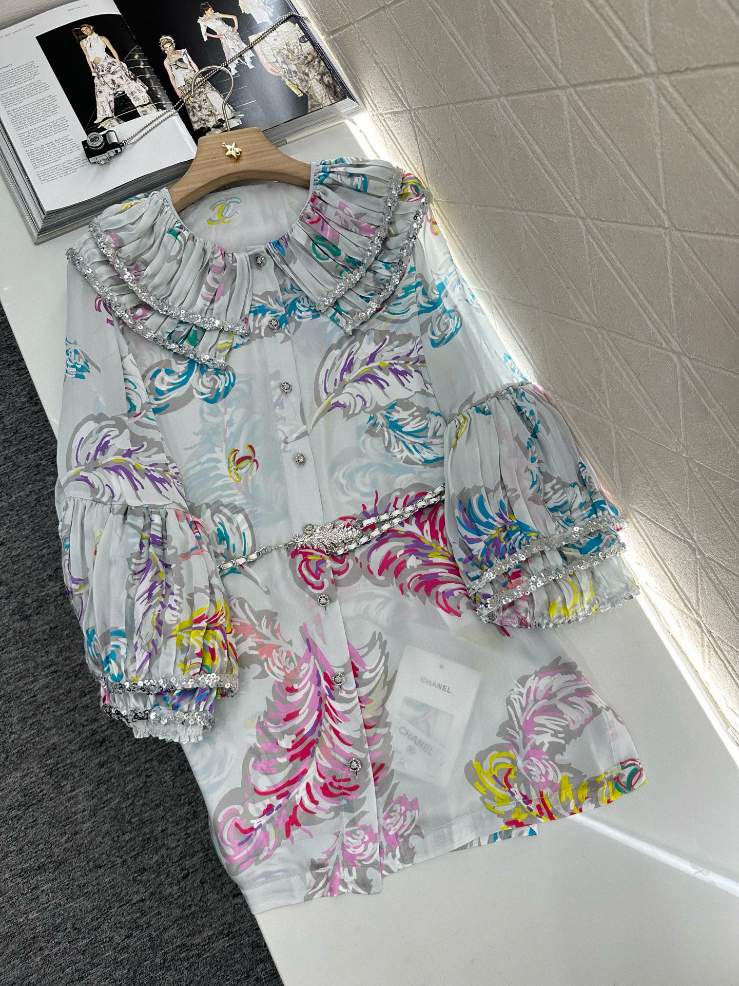 ♥Chane*♥2025新品上架
  腰链真丝亮片花边领衬衫裙
定制YB百分百桑蚕丝材质 质感光泽 养肤