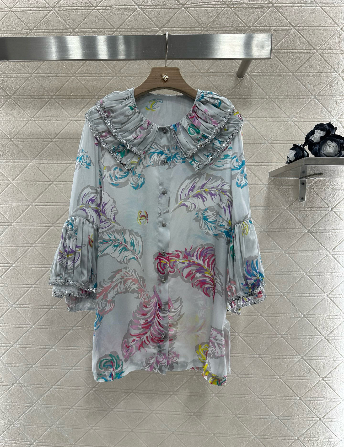 ♥Chane*♥2025新品上架
  腰链真丝亮片花边领衬衫裙
定制YB百分百桑蚕丝材质 质感光泽 养肤