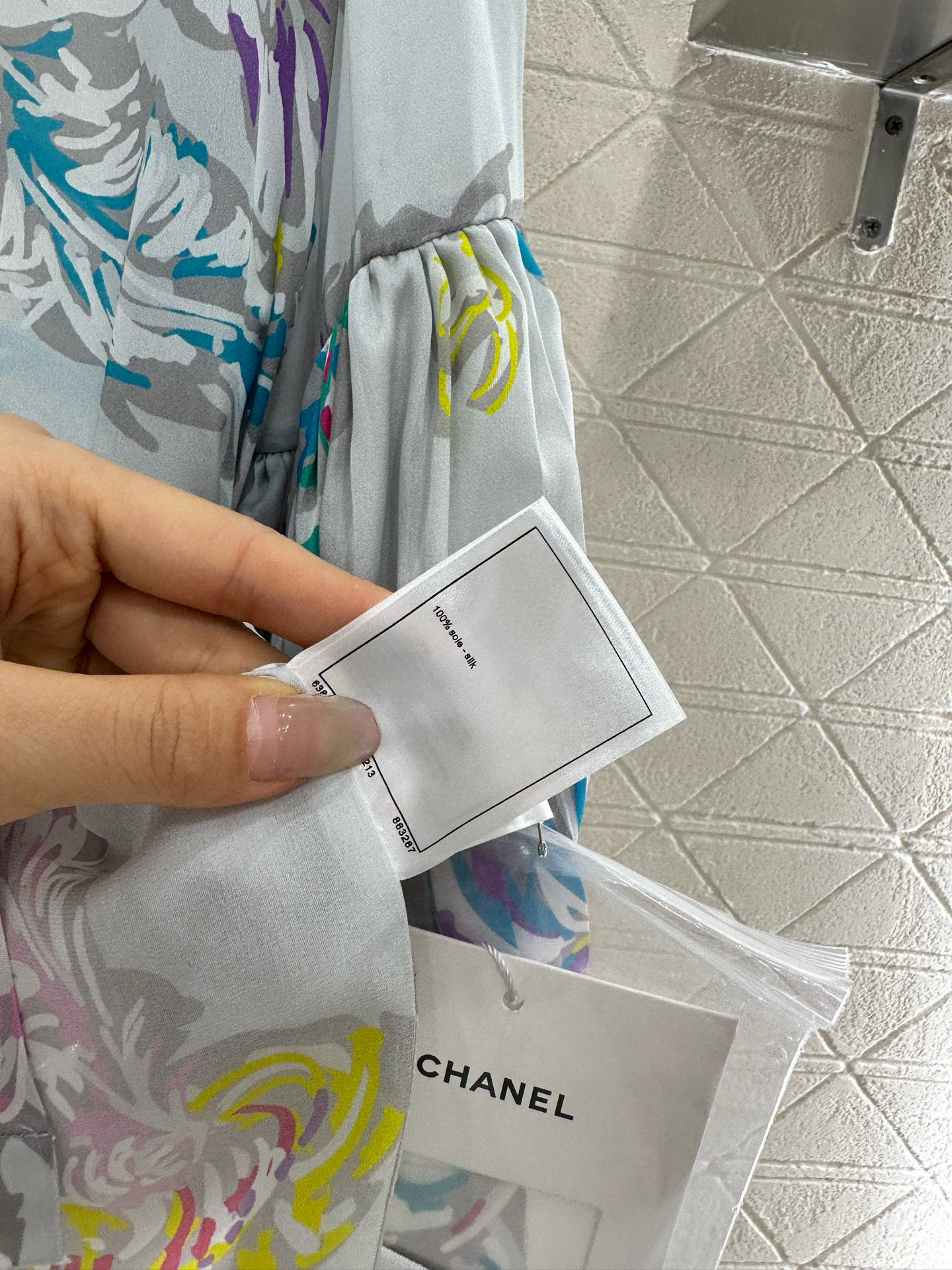♥Chane*♥2025新品上架
  腰链真丝亮片花边领衬衫裙
定制YB百分百桑蚕丝材质 质感光泽 养肤