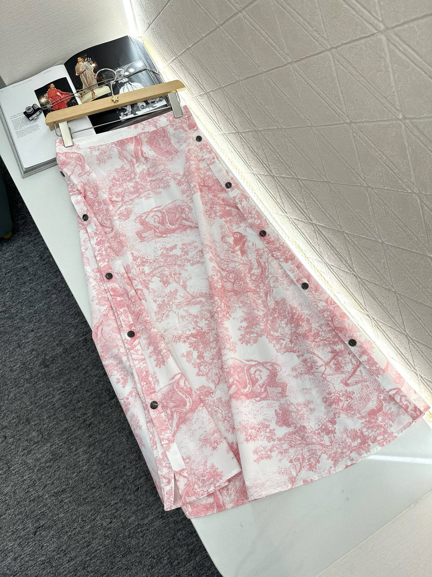 ♥Dio*♥2025新品上架
 印花廓形衬衫半裙套装
定制YB进口棉府绸材质 质感垂顺舒适 正肩翻领衬衣