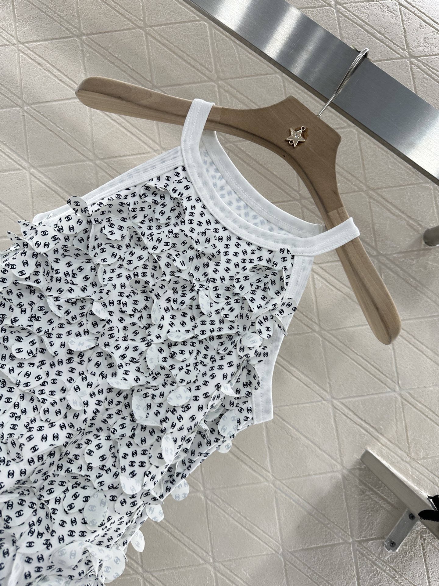 ♥Chane*♥2025新品上架
      花瓣挖肩背心
定制YB进口材质 质感光泽 高级舒适 挂脖挖