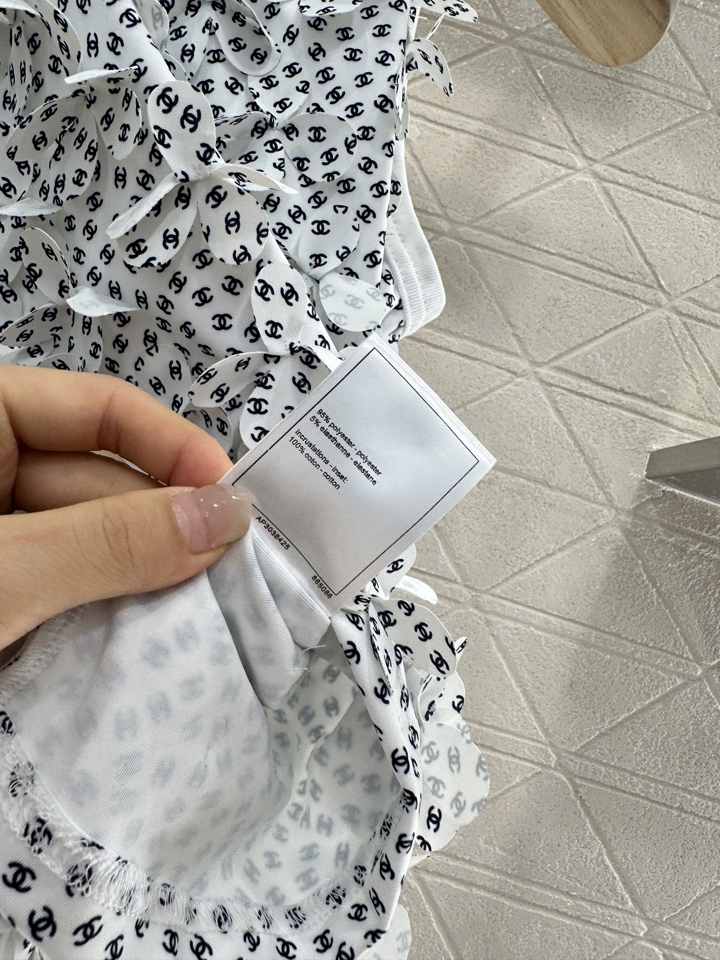♥Chane*♥2025新品上架
      花瓣挖肩背心
定制YB进口材质 质感光泽 高级舒适 挂脖挖