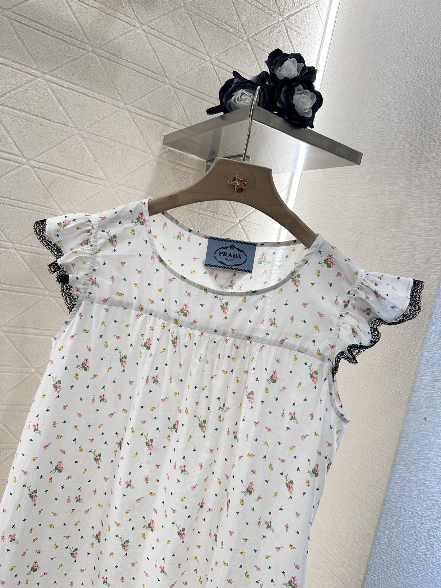 ♥Prad*♥2025新品上架
  蕾丝花边碎花飞袖连衣裙
定制YB斜纹全棉材质 质感光泽 舒适好穿 花