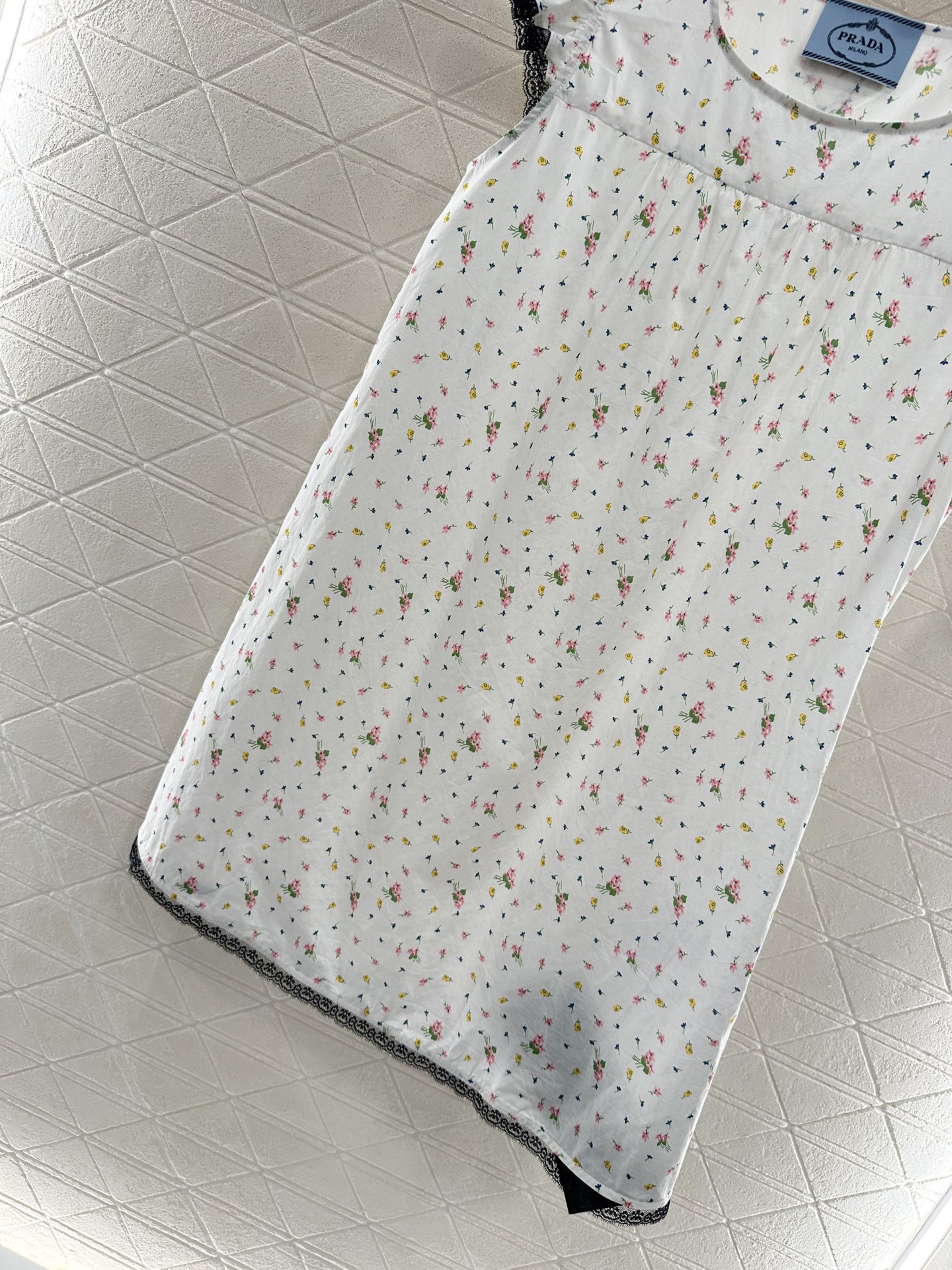 ♥Prad*♥2025新品上架
  蕾丝花边碎花飞袖连衣裙
定制YB斜纹全棉材质 质感光泽 舒适好穿 花