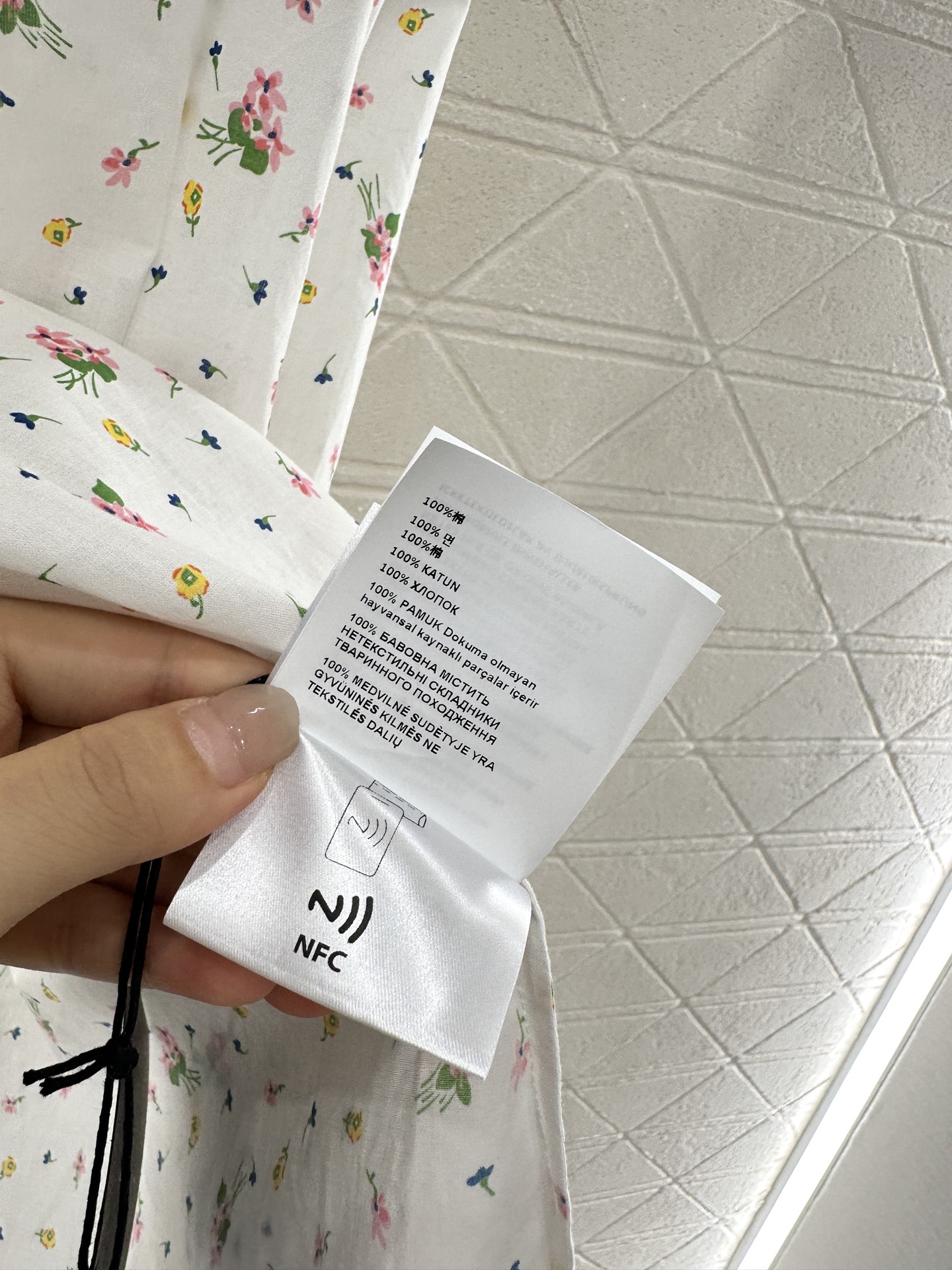 ♥Prad*♥2025新品上架
  蕾丝花边碎花飞袖连衣裙
定制YB斜纹全棉材质 质感光泽 舒适好穿 花