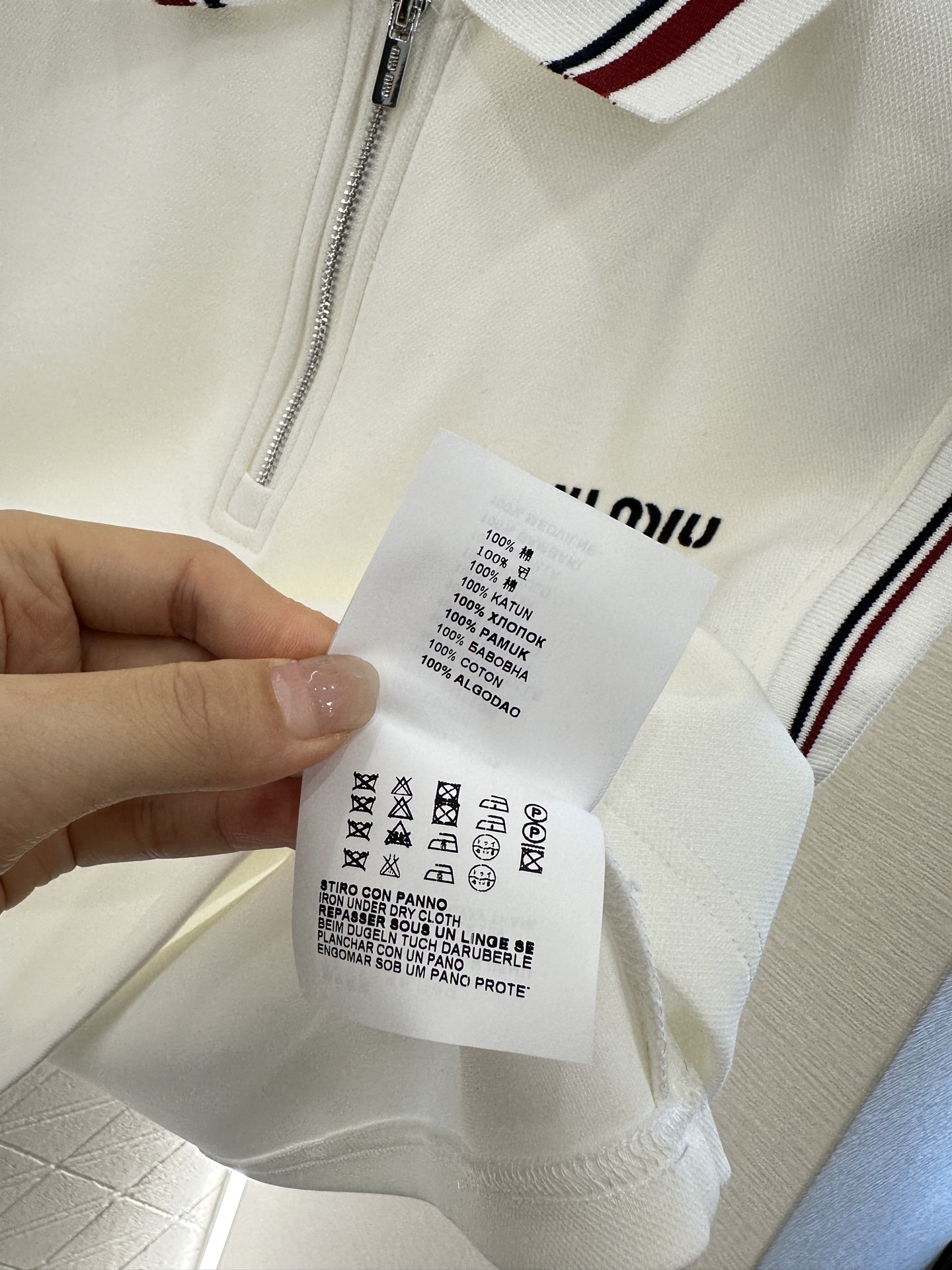 ♥Miumi*♥2025新品上架
    短款上衣短裙套装
定制YB朱地全棉材质 自带孔洞 透气舒适 短