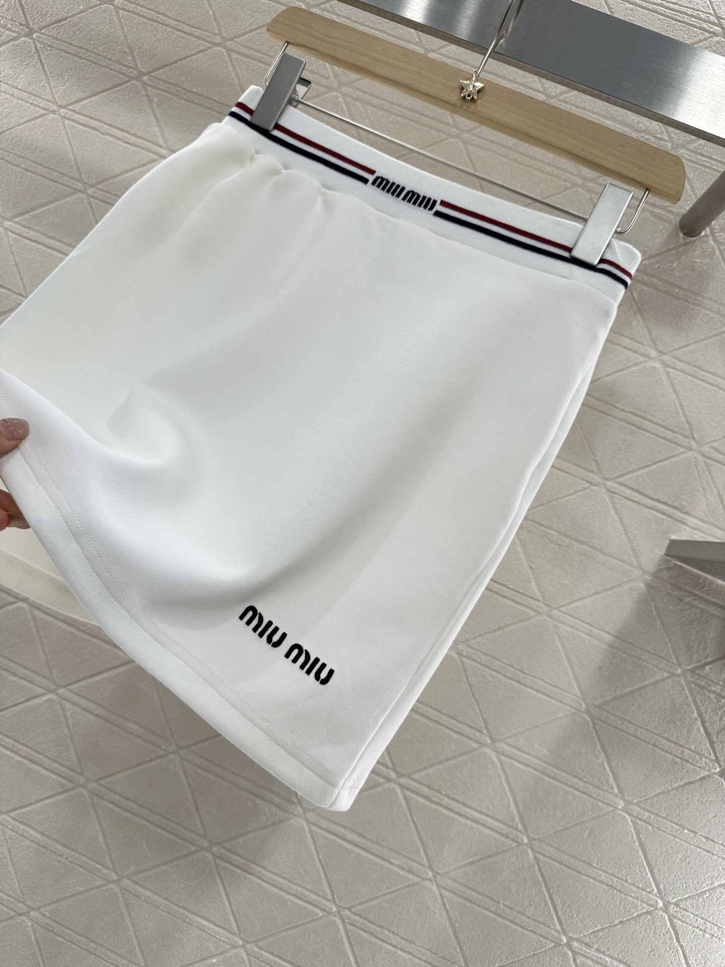♥Miumi*♥2025新品上架
    短款上衣短裙套装
定制YB朱地全棉材质 自带孔洞 透气舒适 短