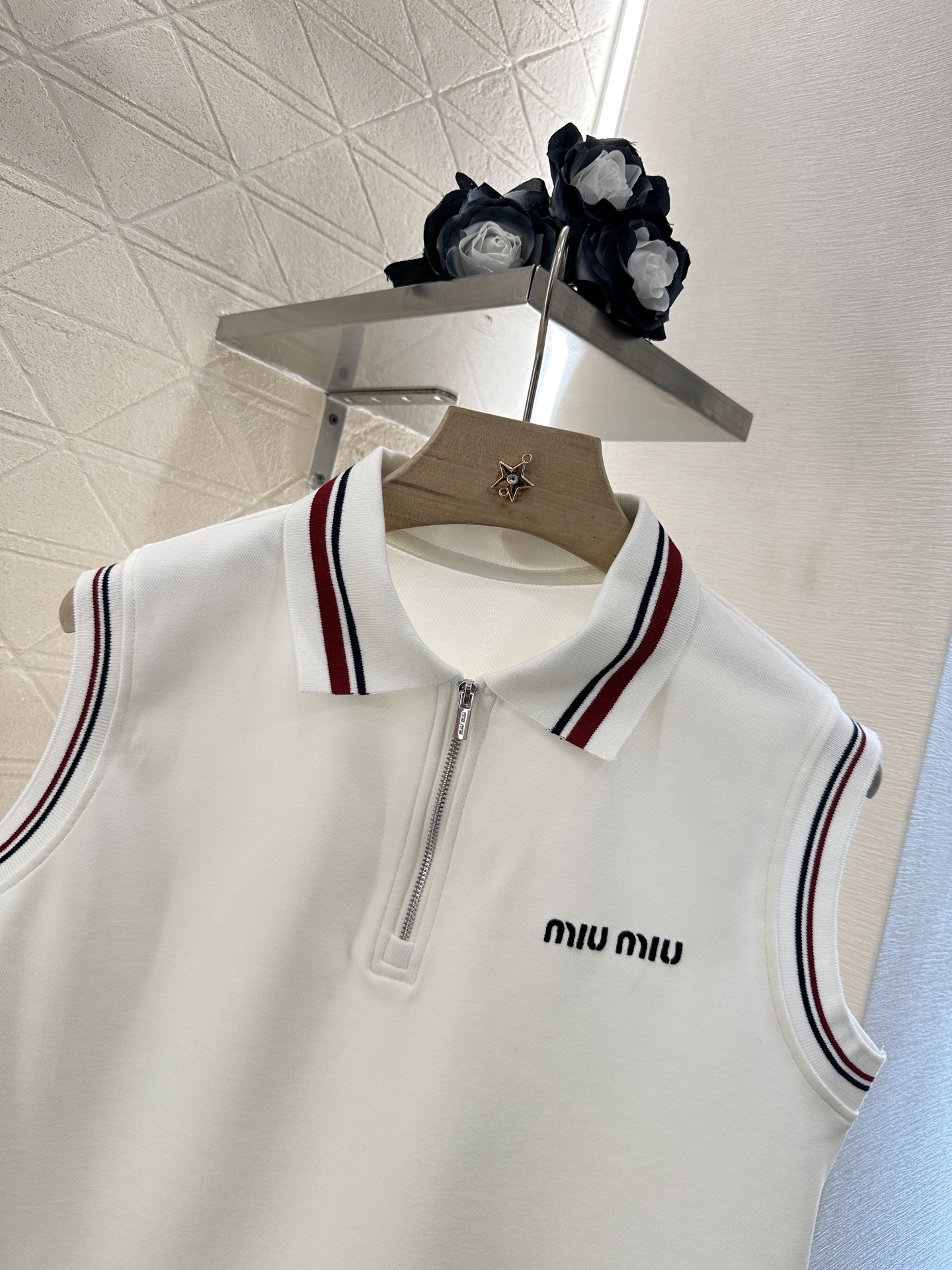 ♥Miumi*♥2025新品上架
    短款上衣短裙套装
定制YB朱地全棉材质 自带孔洞 透气舒适 短