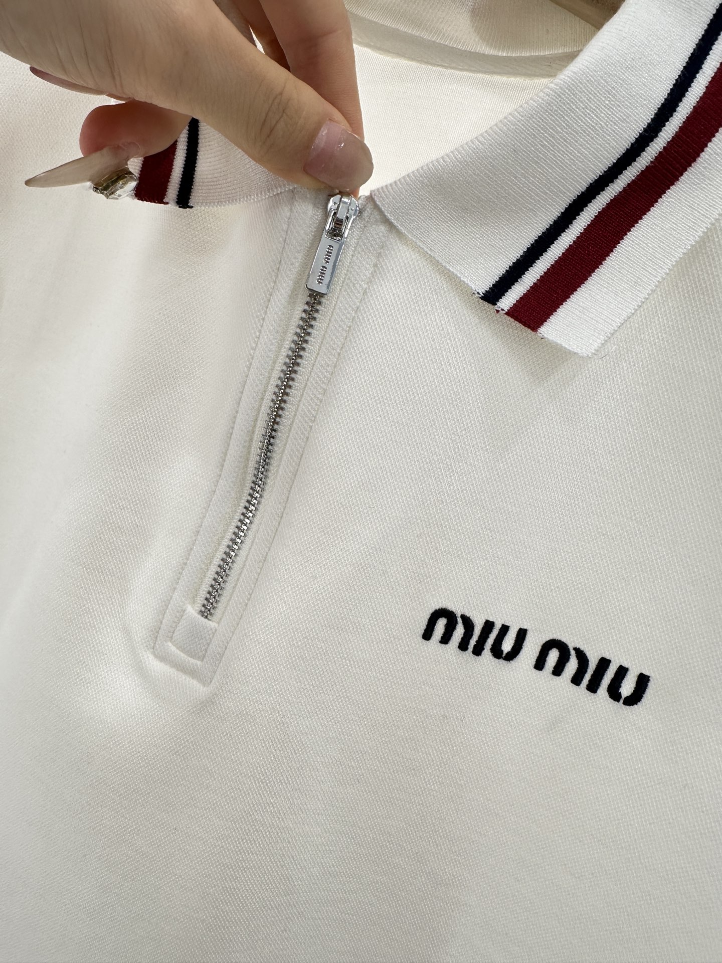 ♥Miumi*♥2025新品上架
    短款上衣短裙套装
定制YB朱地全棉材质 自带孔洞 透气舒适 短