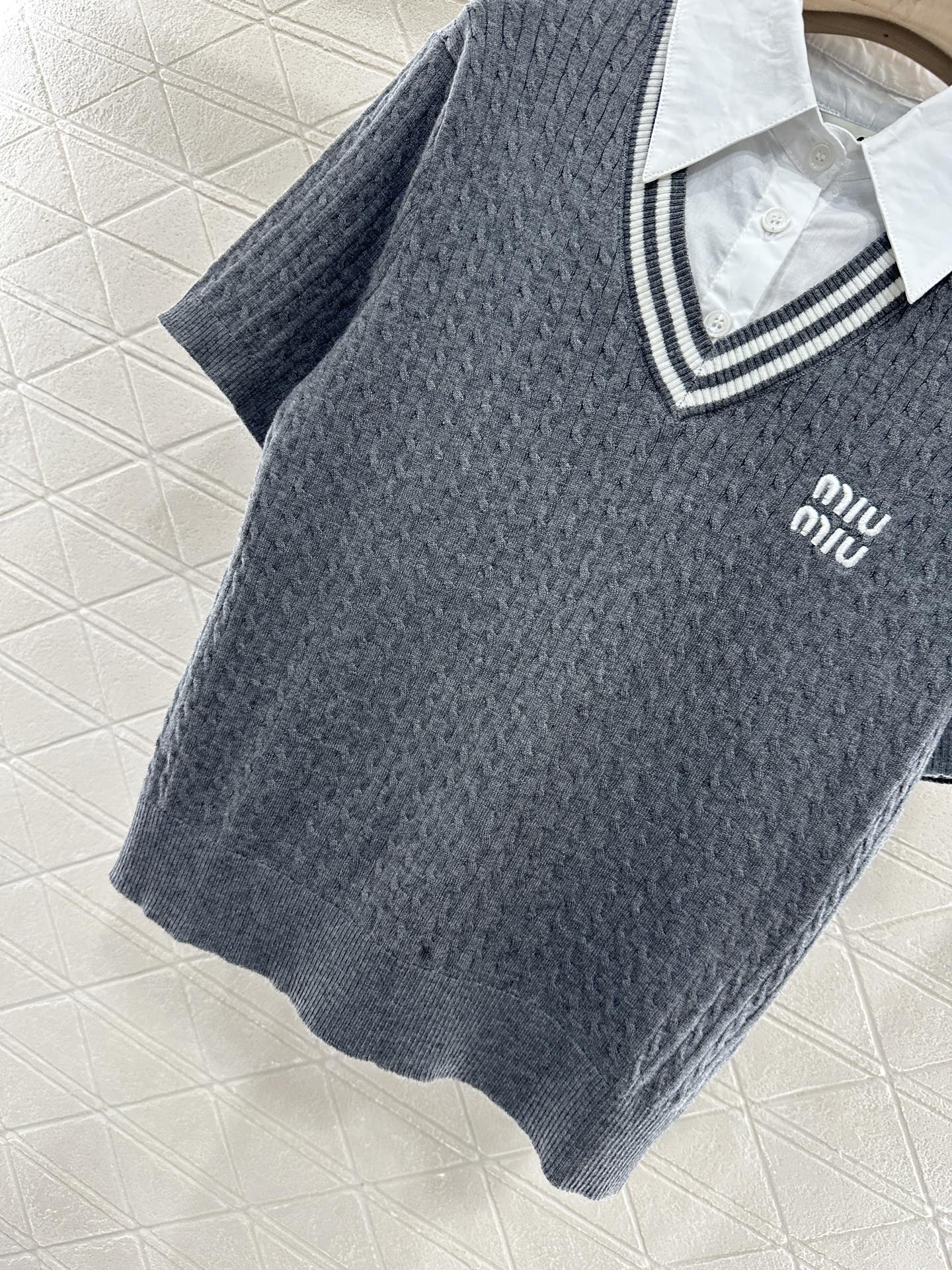 ♥Miumi*♥2025新品上架
   撞色假两件针织上衣
定制YB原生全棉➕羊毛纱线织造 舒适软糯 弹