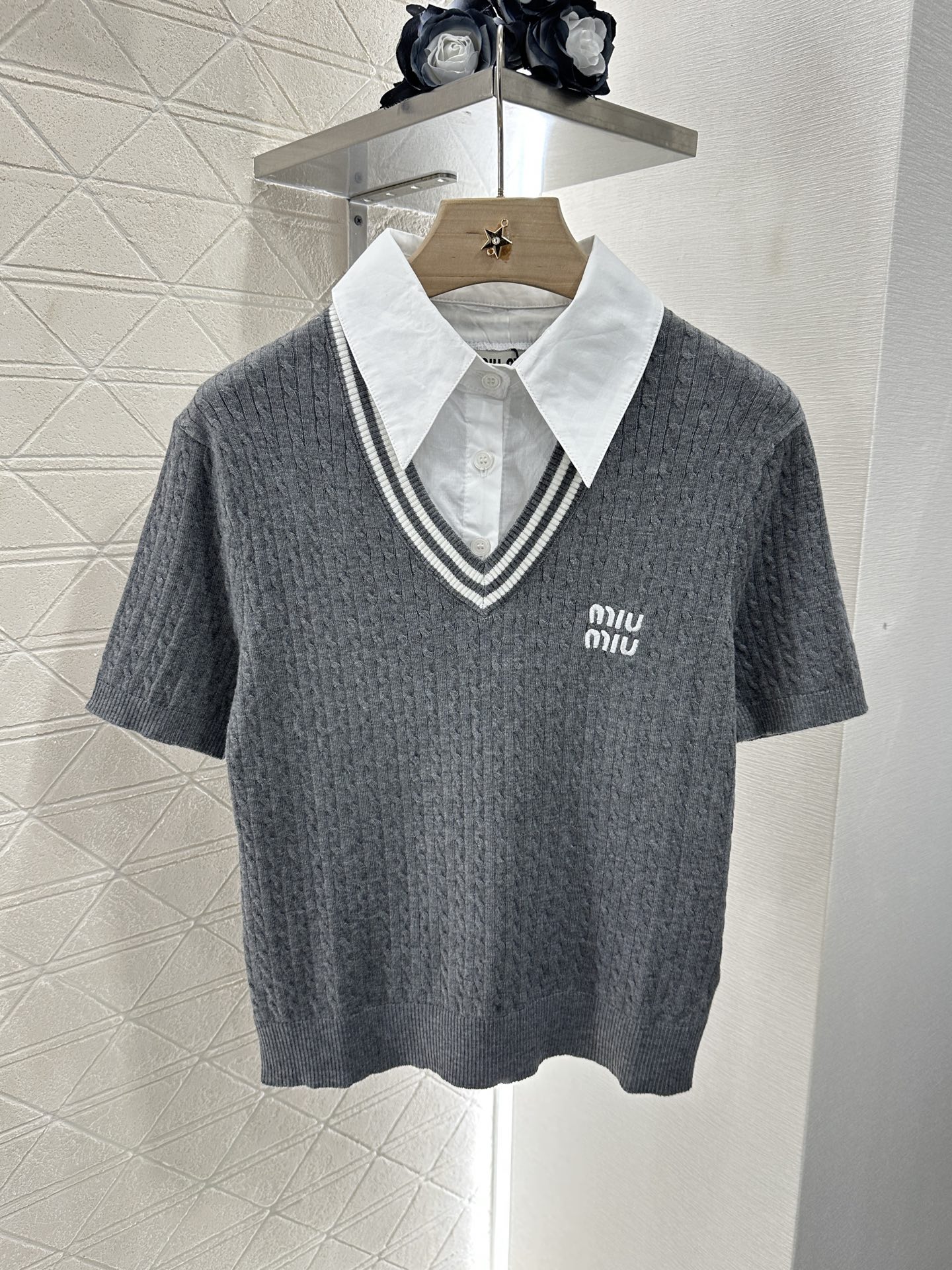 ♥Miumi*♥2025新品上架
   撞色假两件针织上衣
定制YB原生全棉➕羊毛纱线织造 舒适软糯 弹