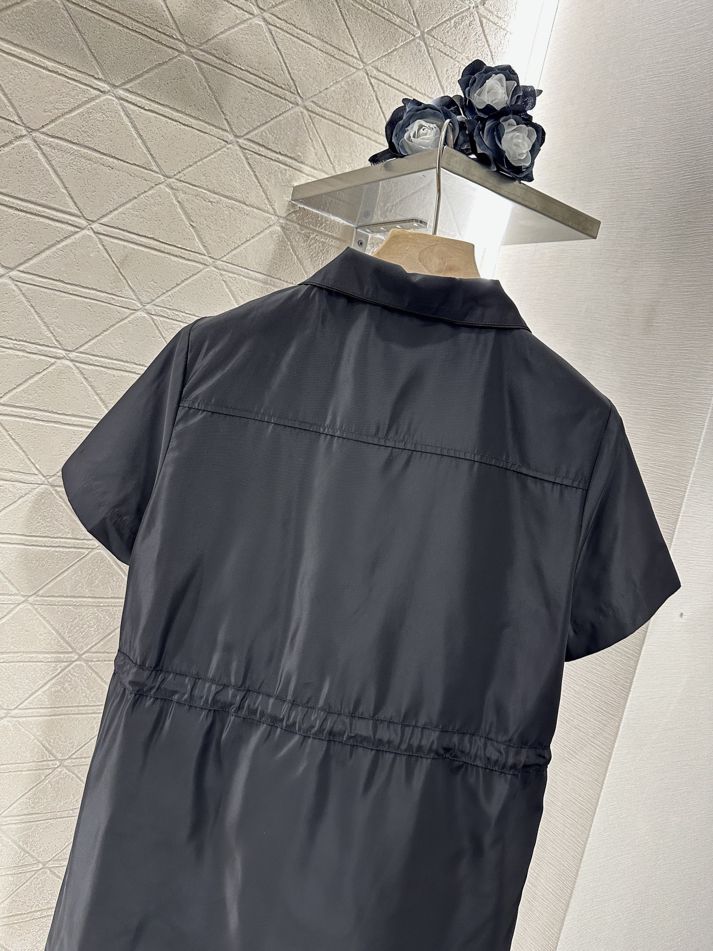 ♥Prad*♥2024新品上架
    短袖抽绳连衣裙
定制YB进口环保再生尼龙材质 质感透气 垂顺有型