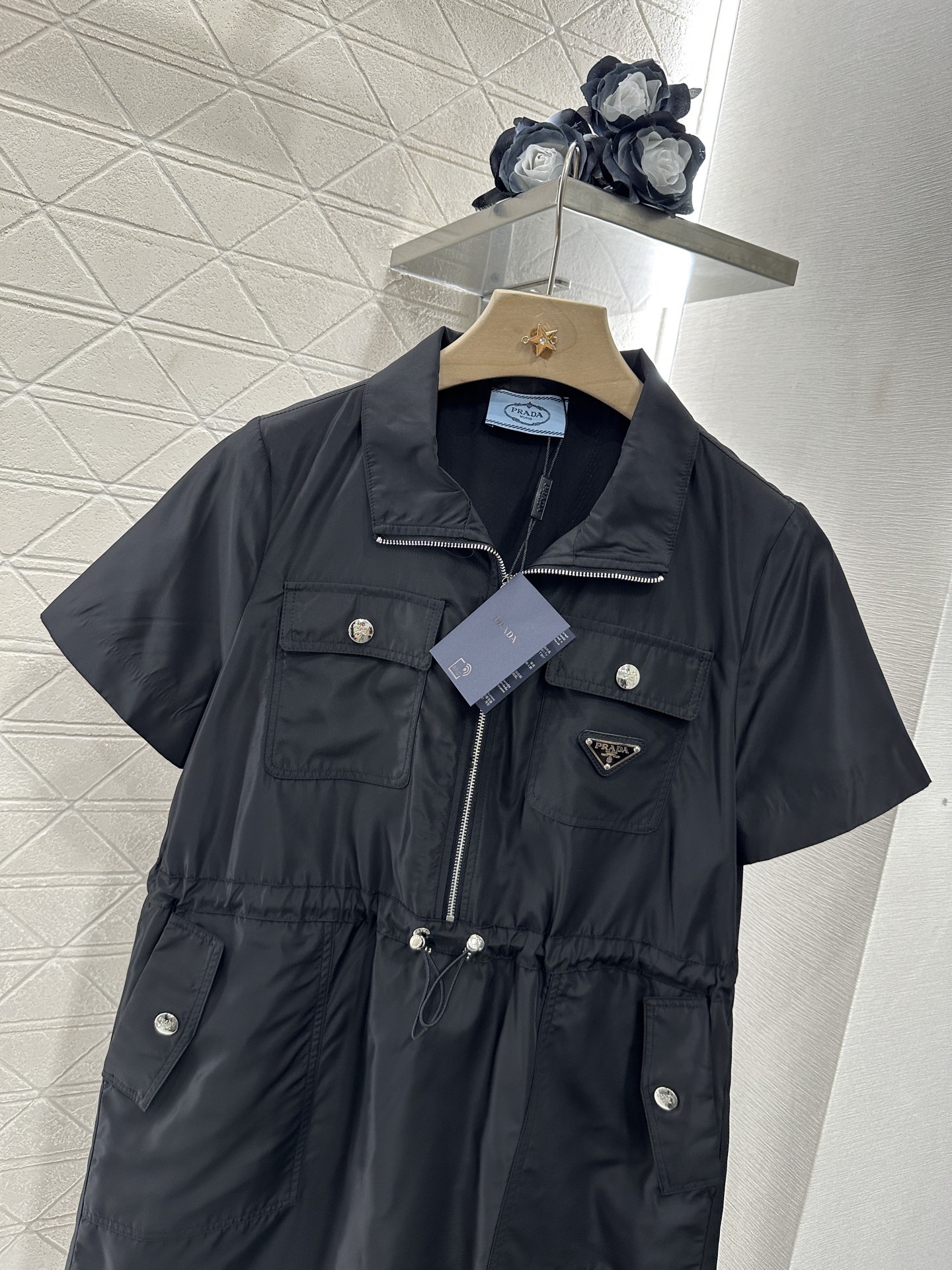 ♥Prad*♥2024新品上架
    短袖抽绳连衣裙
定制YB进口环保再生尼龙材质 质感透气 垂顺有型