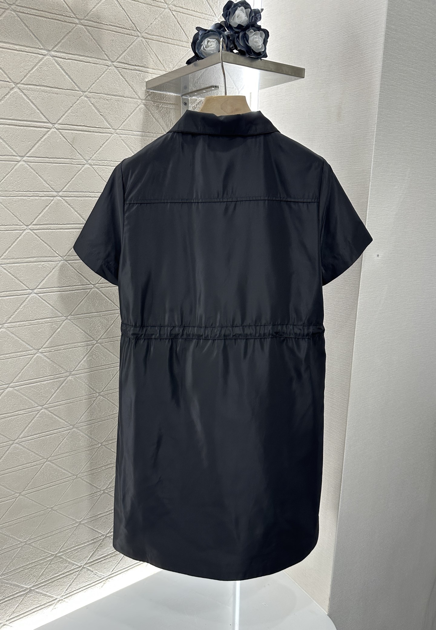♥Prad*♥2024新品上架
    短袖抽绳连衣裙
定制YB进口环保再生尼龙材质 质感透气 垂顺有型