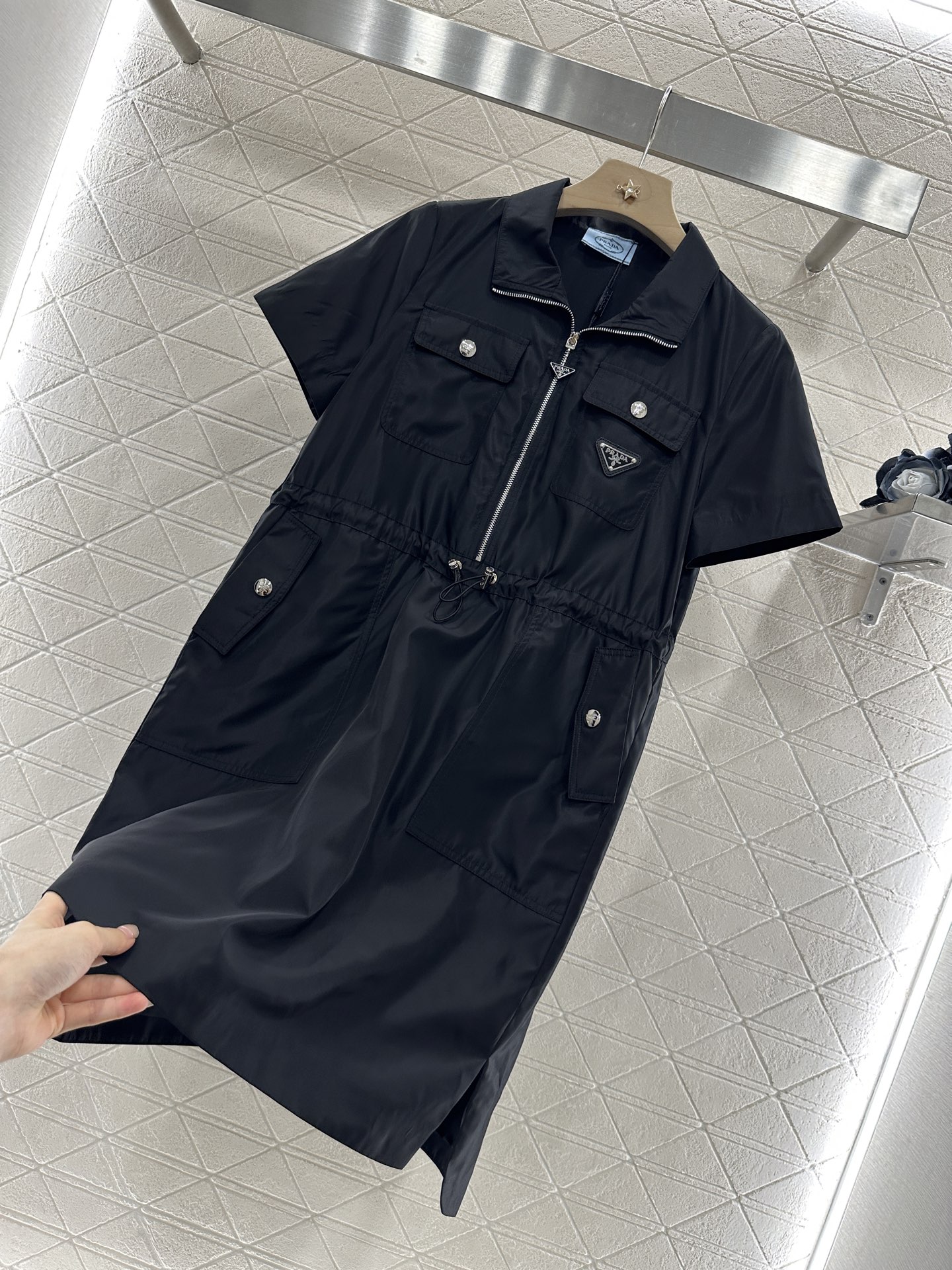 ♥Prad*♥2024新品上架
    短袖抽绳连衣裙
定制YB进口环保再生尼龙材质 质感透气 垂顺有型