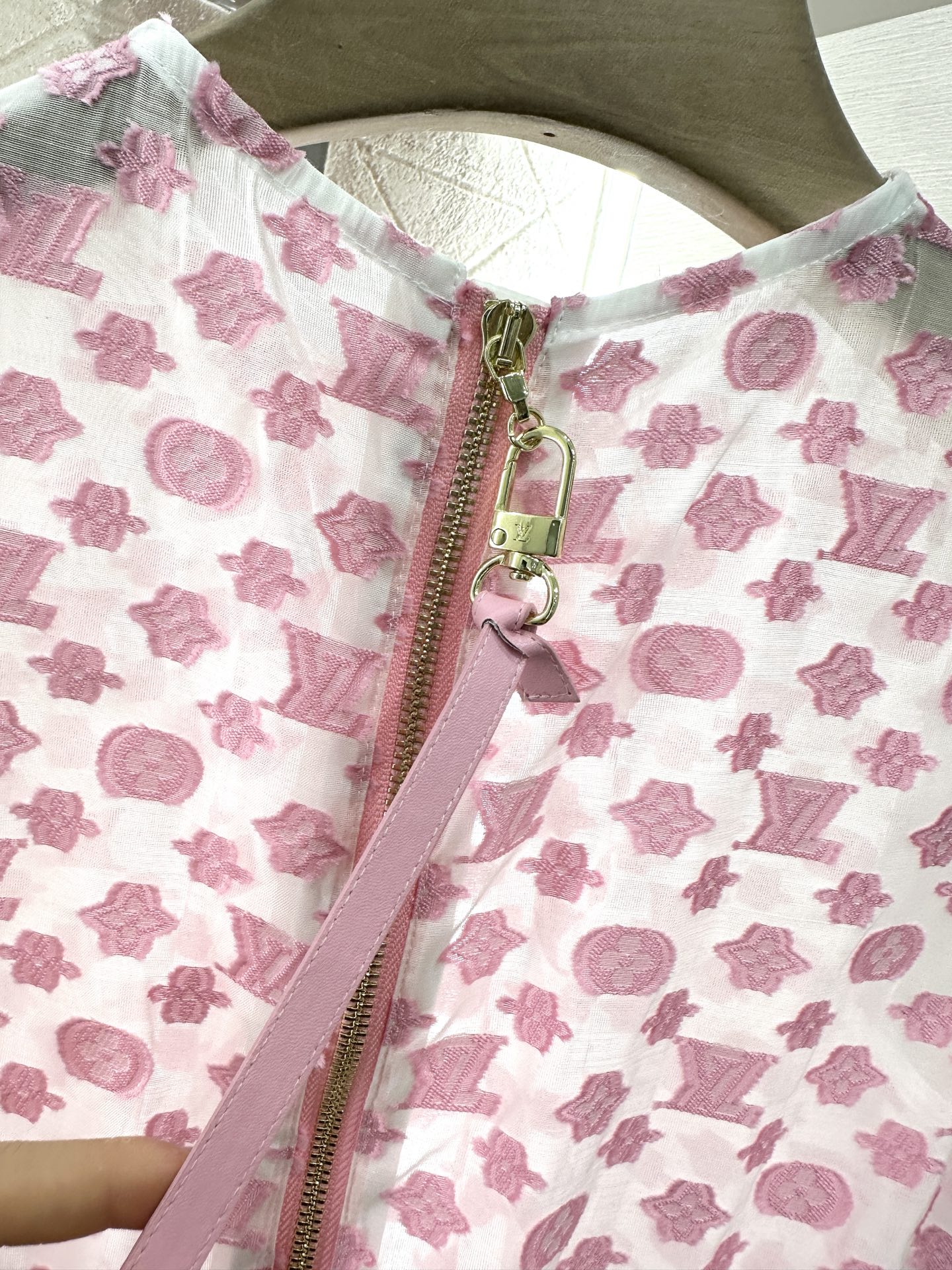 ♥Louis Vuitto*♥2025新品上架
      提花无袖连衣裙
定制YB进口提花全棉材质 质