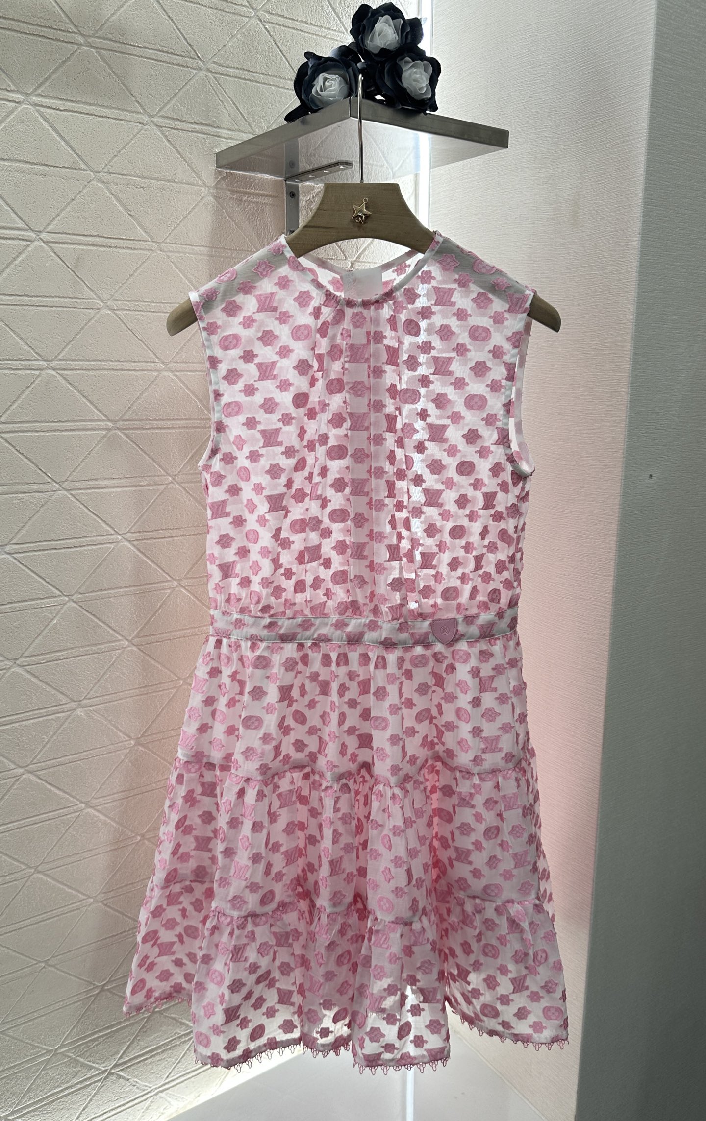 ♥Louis Vuitto*♥2025新品上架
      提花无袖连衣裙
定制YB进口提花全棉材质 质
