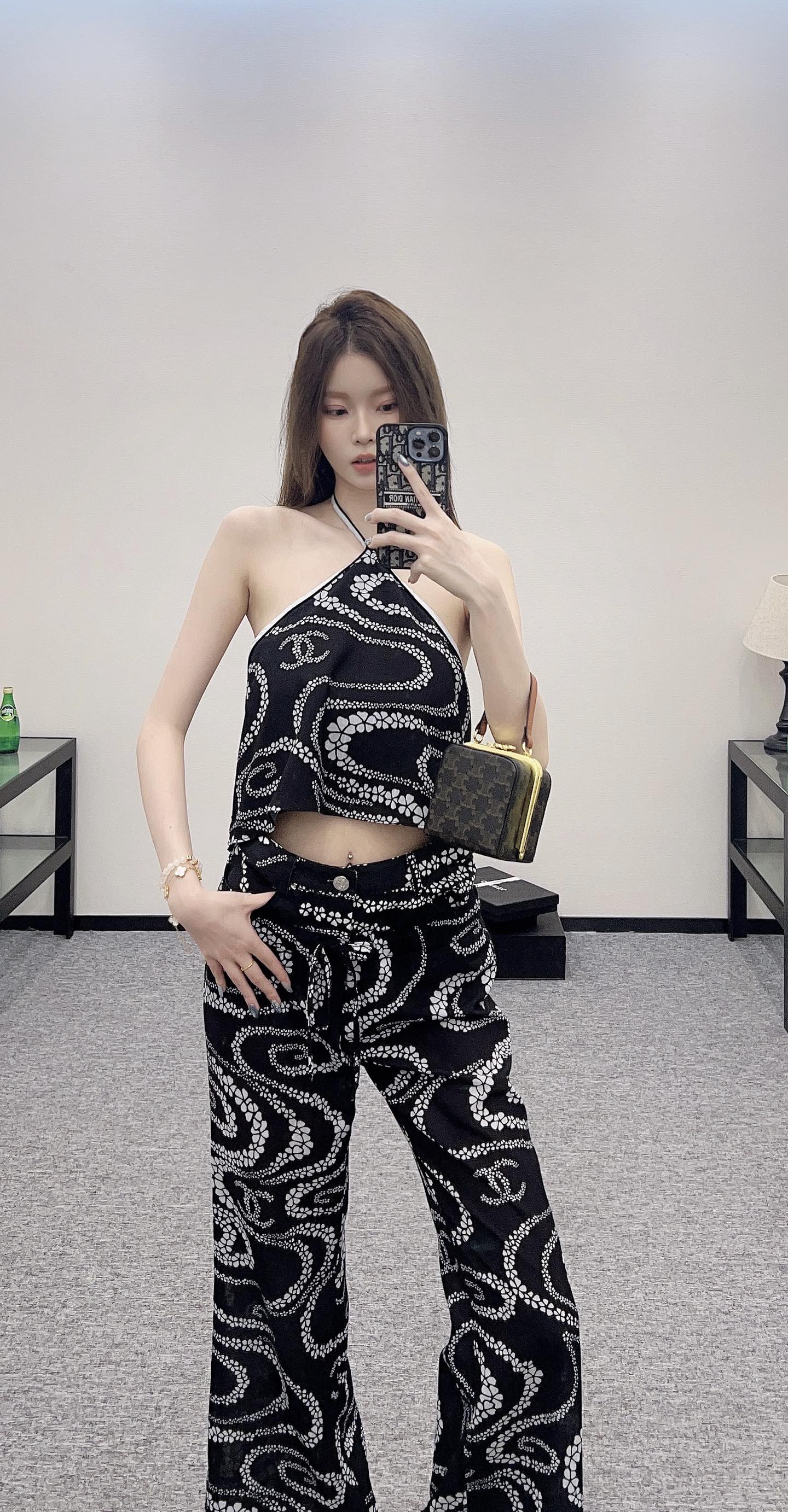 [Chanel Women