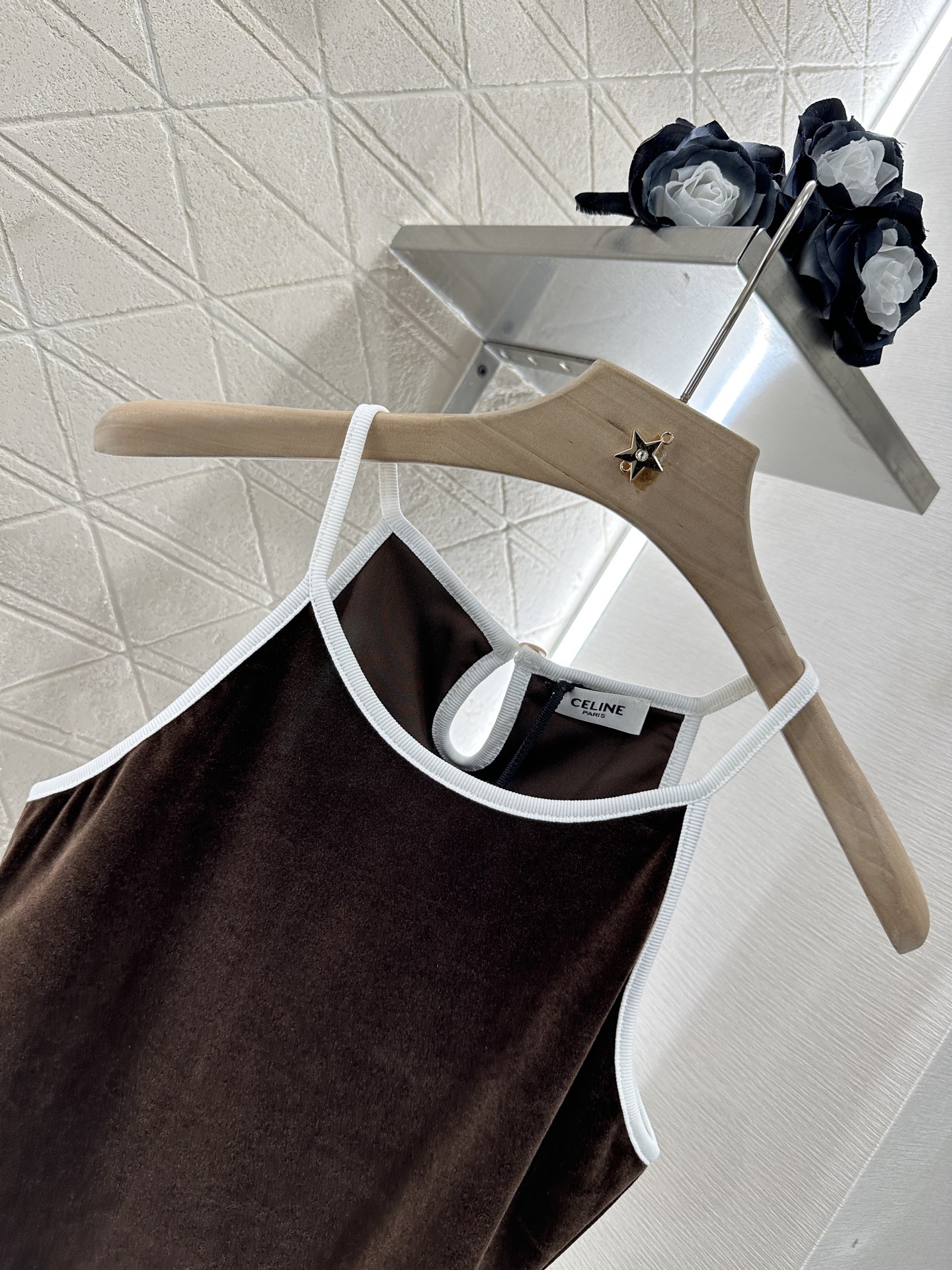 ♥Celine*♥2025新品上架
    丝绒吊带背心短裤套装
定制YB进口丝绒材质 光泽舒适 品相高