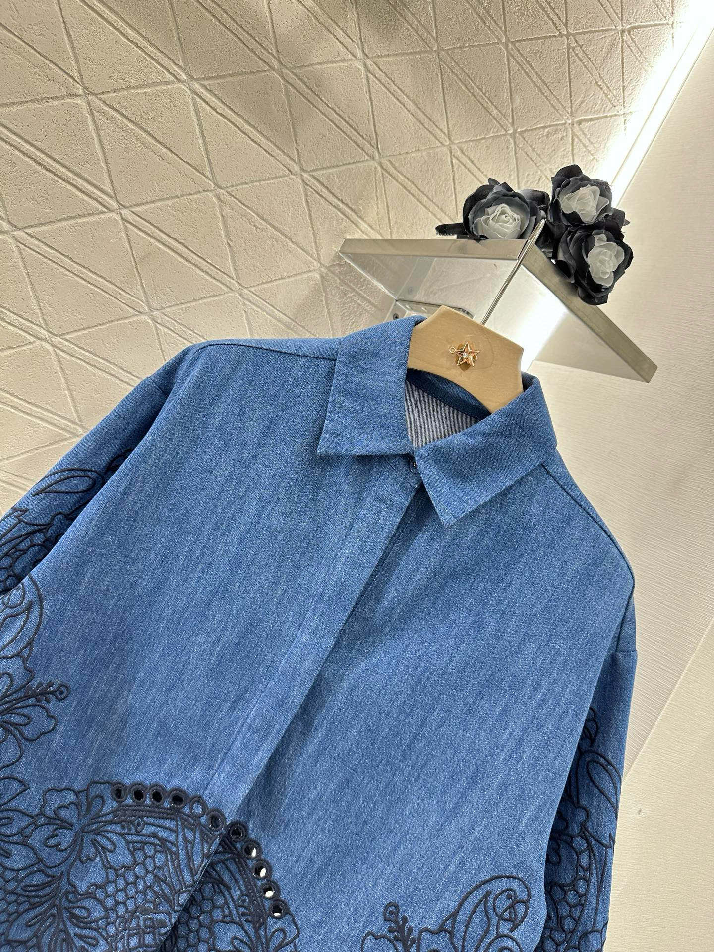 ♥Zimmer man*♥2025新品上架
     重工绣花牛仔衬衫短裤套装
定制YB斜纹棉牛仔材质 