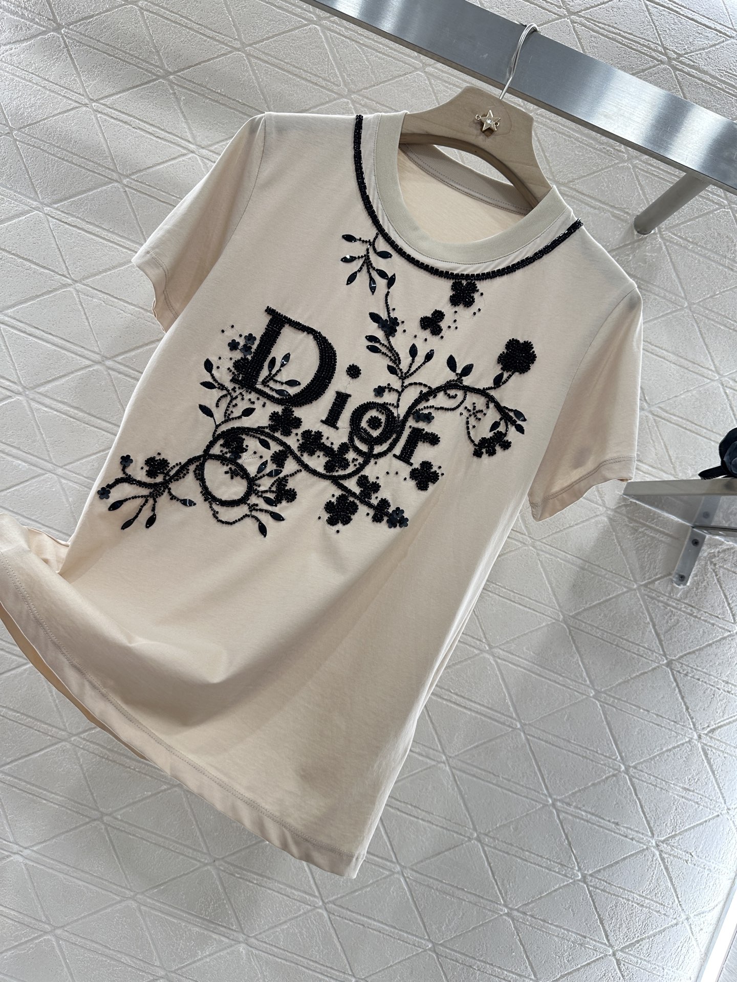 ♥Dio*♥2025新品上架
  重工刺绣钉珠字母𝑇𝑒𝑒
定制YB丝光全棉材质 透气舒适 质感十足 常规