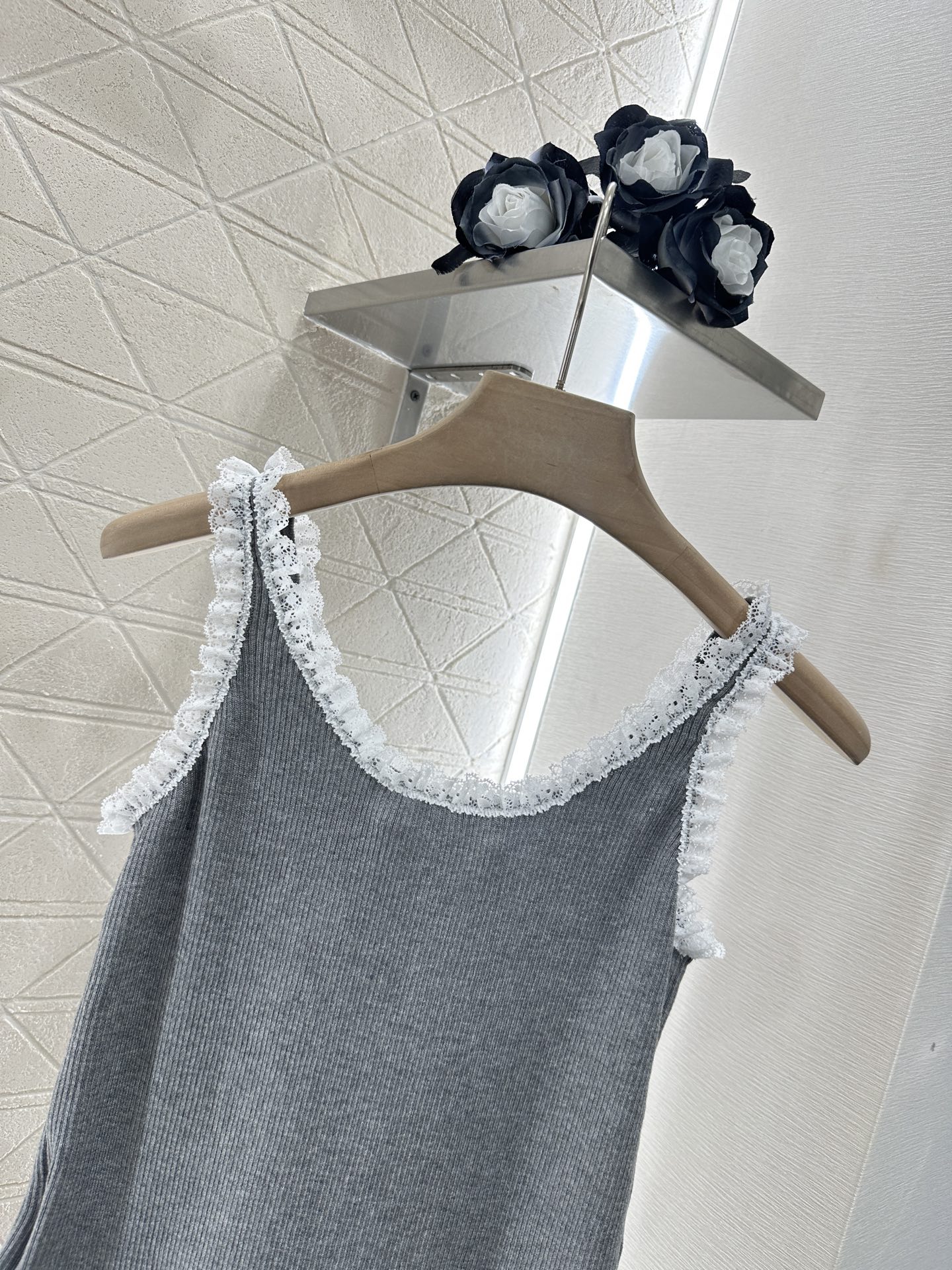 ♥Miumi*♥2025新品上架
       蕾丝花边背心
定制YB丝棉纱线织造 质感冰爽透气 针织背