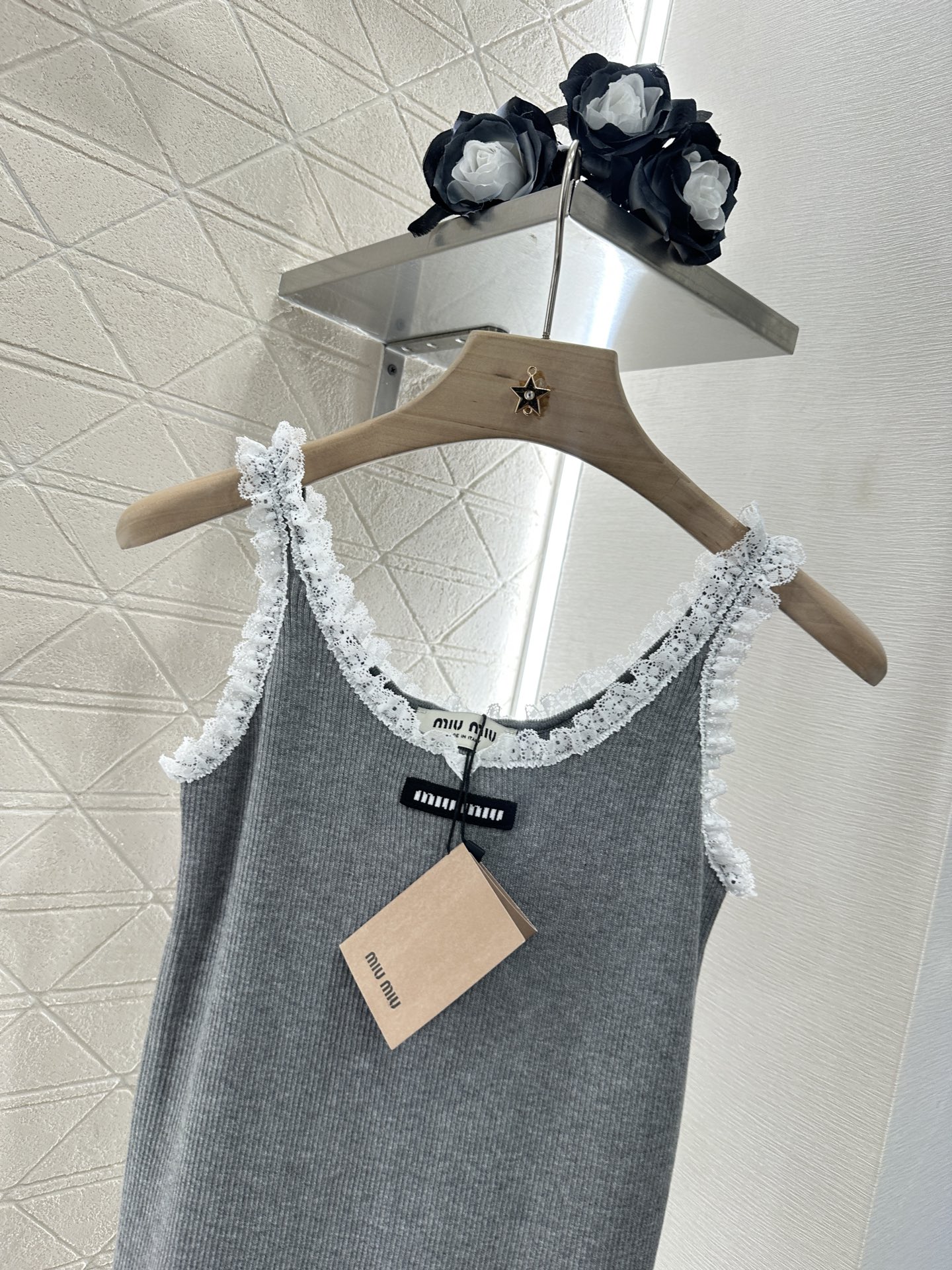 ♥Miumi*♥2025新品上架
       蕾丝花边背心
定制YB丝棉纱线织造 质感冰爽透气 针织背
