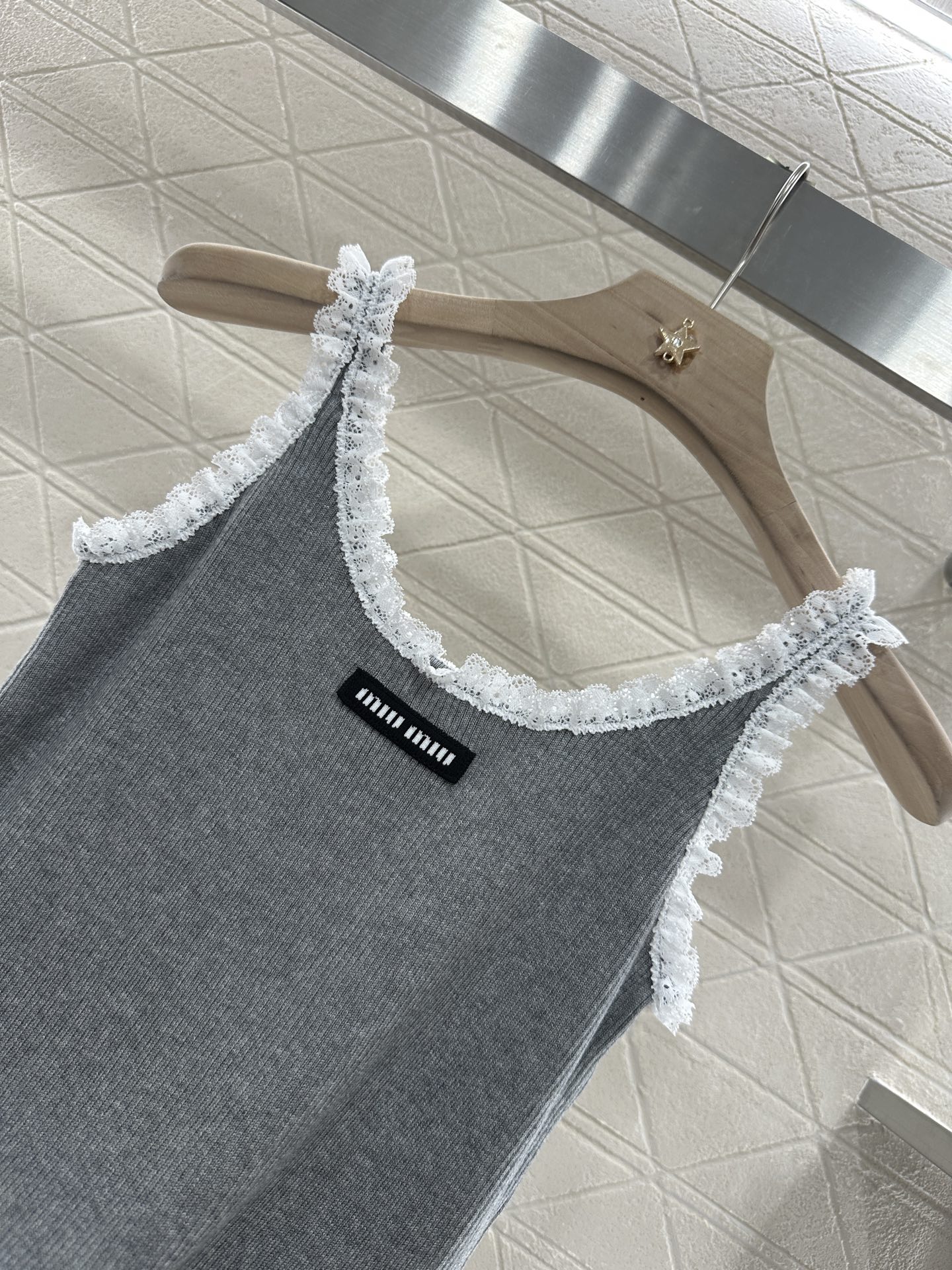 ♥Miumi*♥2025新品上架
       蕾丝花边背心
定制YB丝棉纱线织造 质感冰爽透气 针织背
