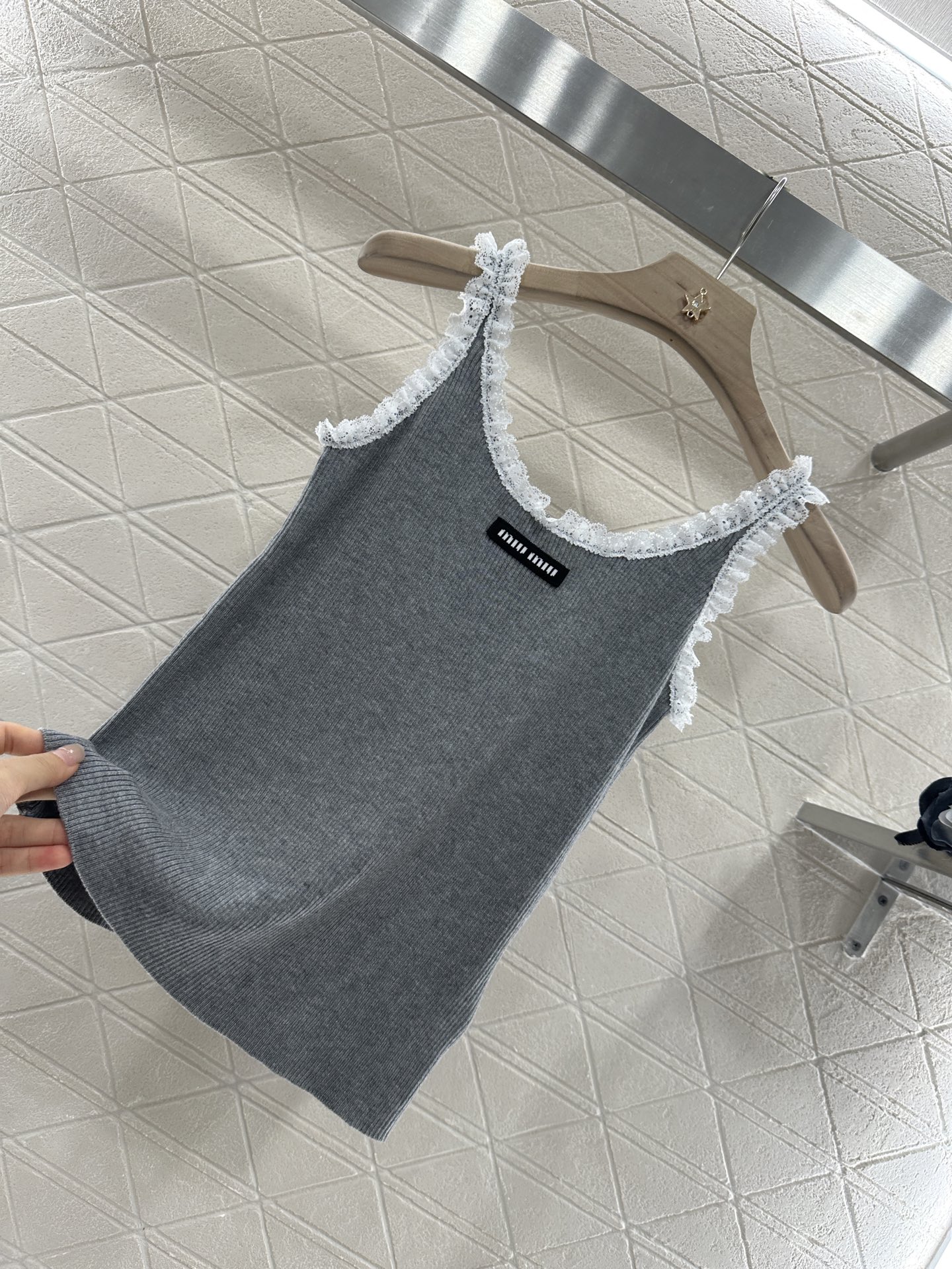 ♥Miumi*♥2025新品上架
       蕾丝花边背心
定制YB丝棉纱线织造 质感冰爽透气 针织背