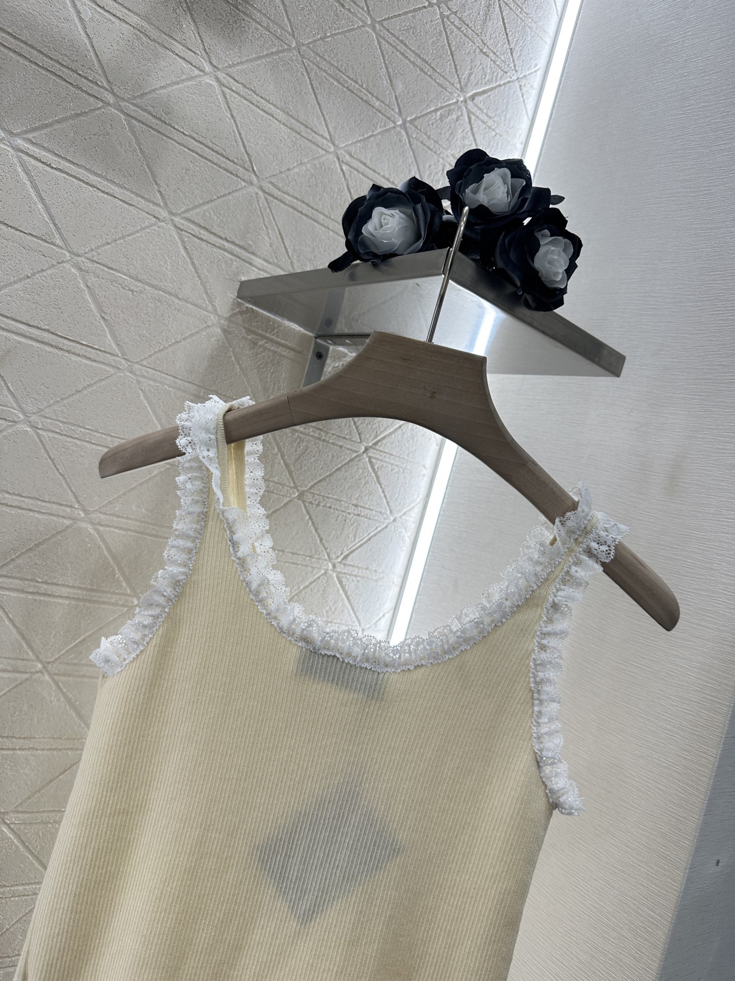 ♥Miumi*♥2025新品上架
       蕾丝花边背心
定制YB丝棉纱线织造 质感冰爽透气 针织背
