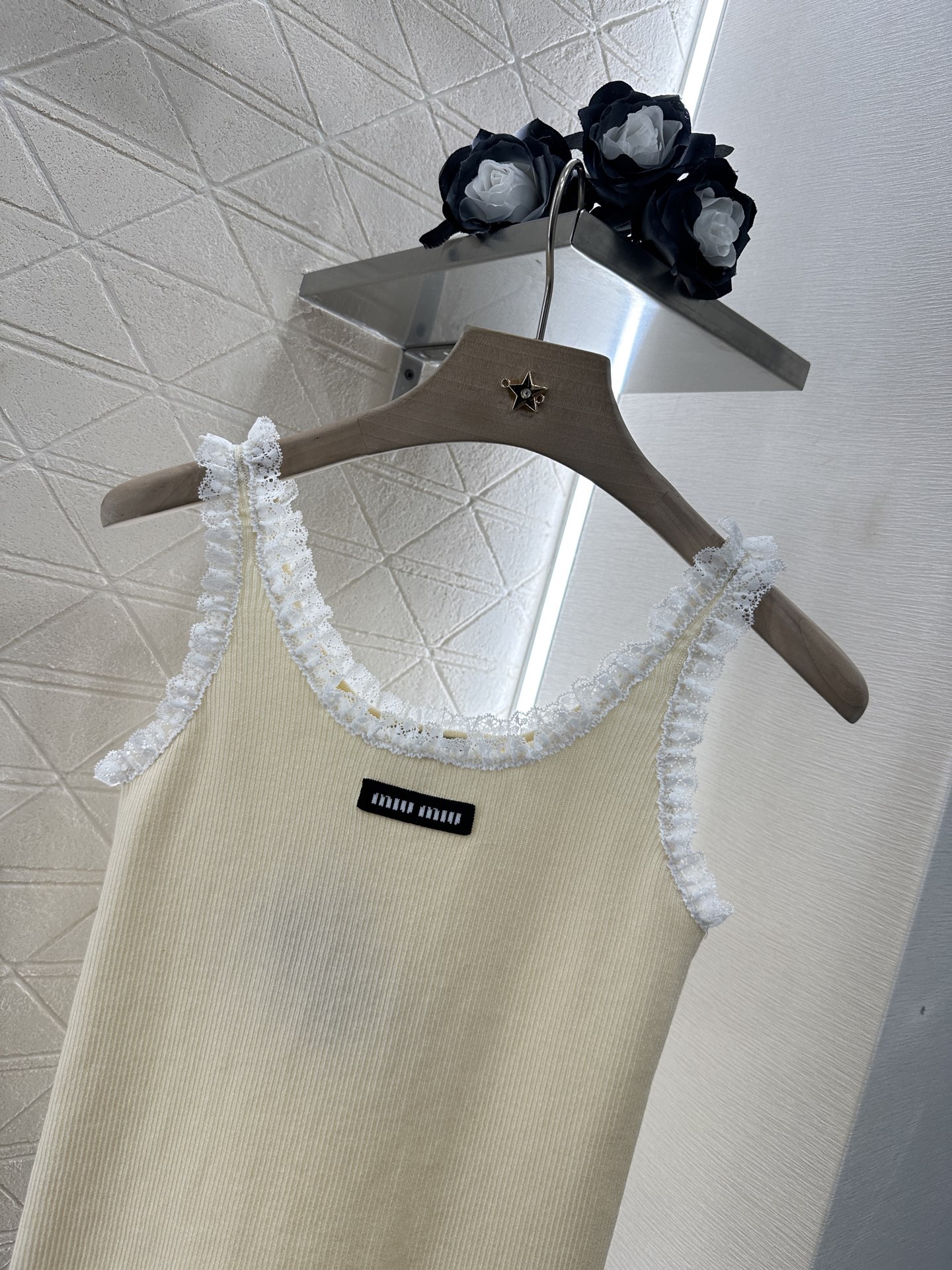 ♥Miumi*♥2025新品上架
       蕾丝花边背心
定制YB丝棉纱线织造 质感冰爽透气 针织背