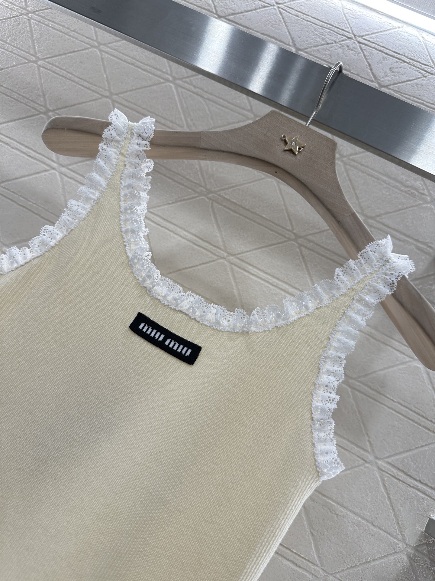 ♥Miumi*♥2025新品上架
       蕾丝花边背心
定制YB丝棉纱线织造 质感冰爽透气 针织背