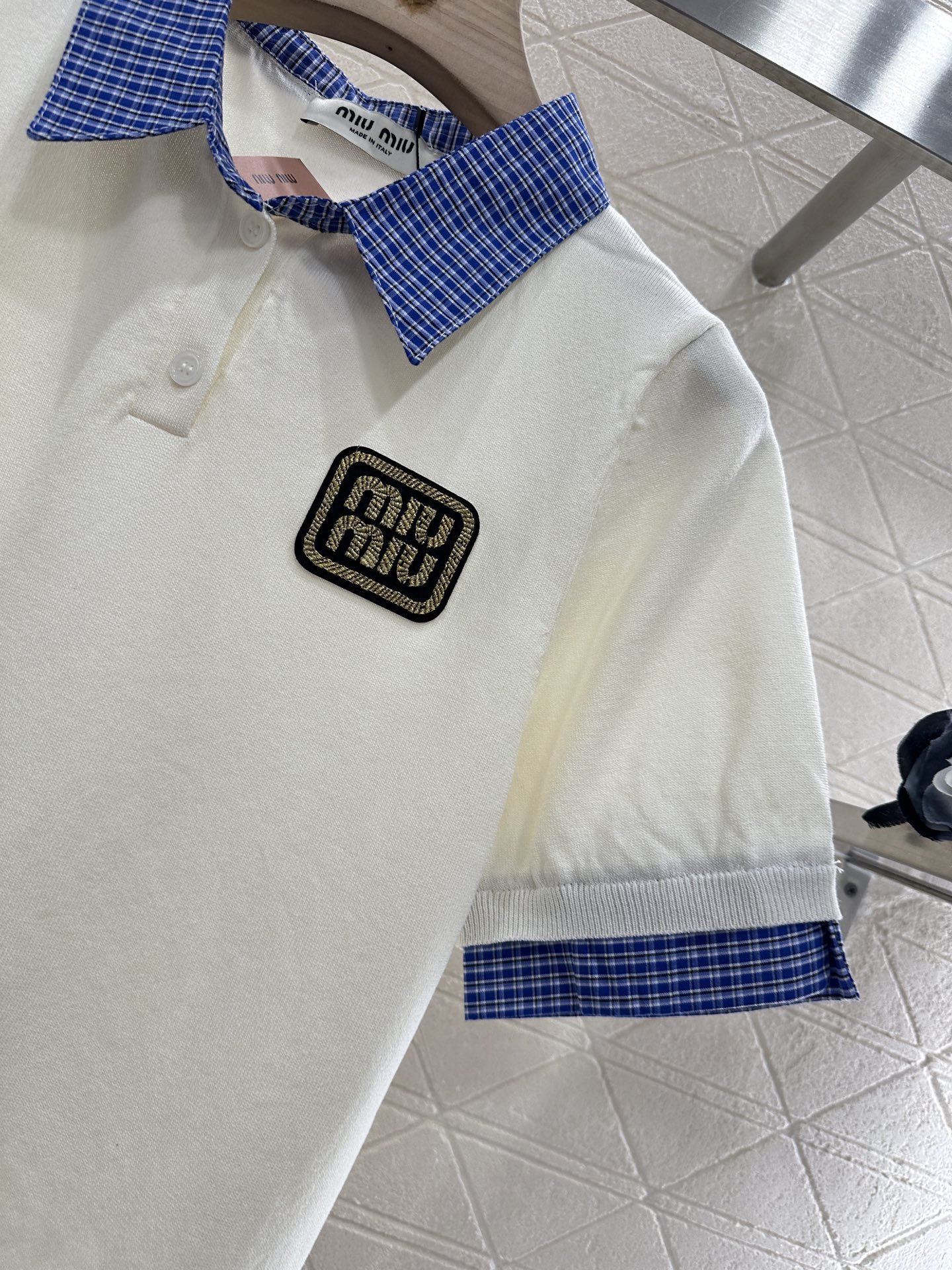 ♥Miumi*♥2025新品上架
    衬衫拼接针织上衣
定制YB进口纱线织造 柔软舒适 洋气显瘦 拼