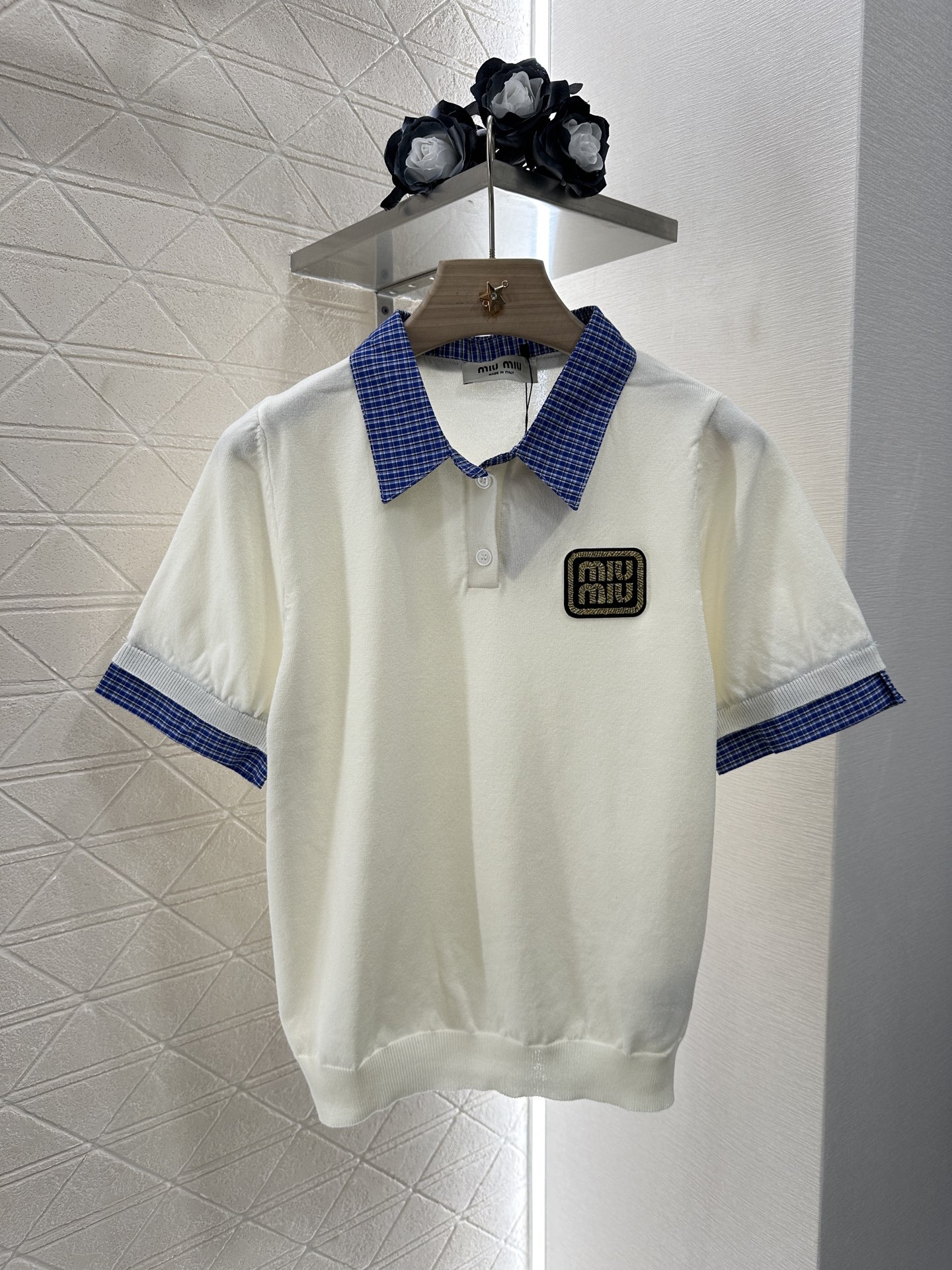 ♥Miumi*♥2025新品上架
    衬衫拼接针织上衣
定制YB进口纱线织造 柔软舒适 洋气显瘦 拼