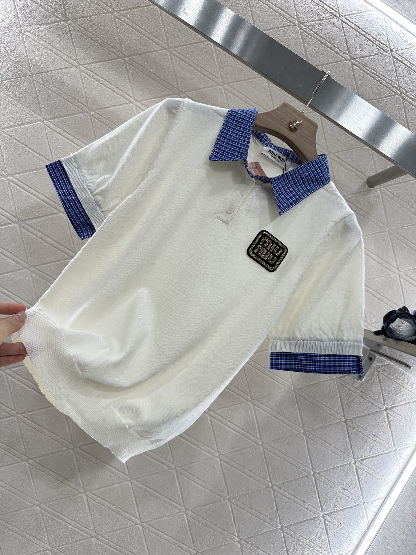 ♥Miumi*♥2025新品上架
    衬衫拼接针织上衣
定制YB进口纱线织造 柔软舒适 洋气显瘦 拼