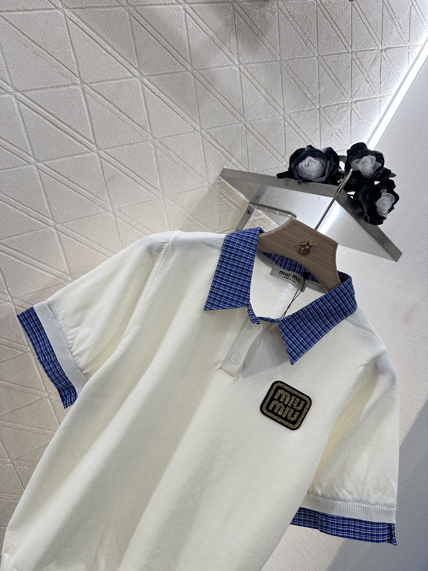 ♥Miumi*♥2025新品上架
    衬衫拼接针织上衣
定制YB进口纱线织造 柔软舒适 洋气显瘦 拼