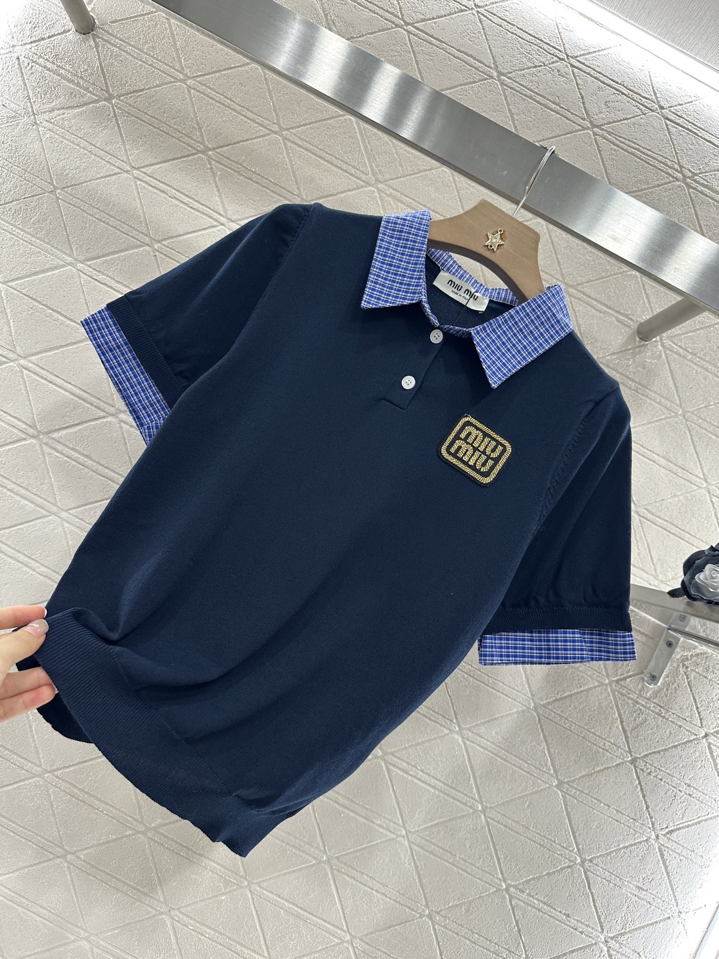 ♥Miumi*♥2025新品上架
    衬衫拼接针织上衣
定制YB进口纱线织造 柔软舒适 洋气显瘦 拼