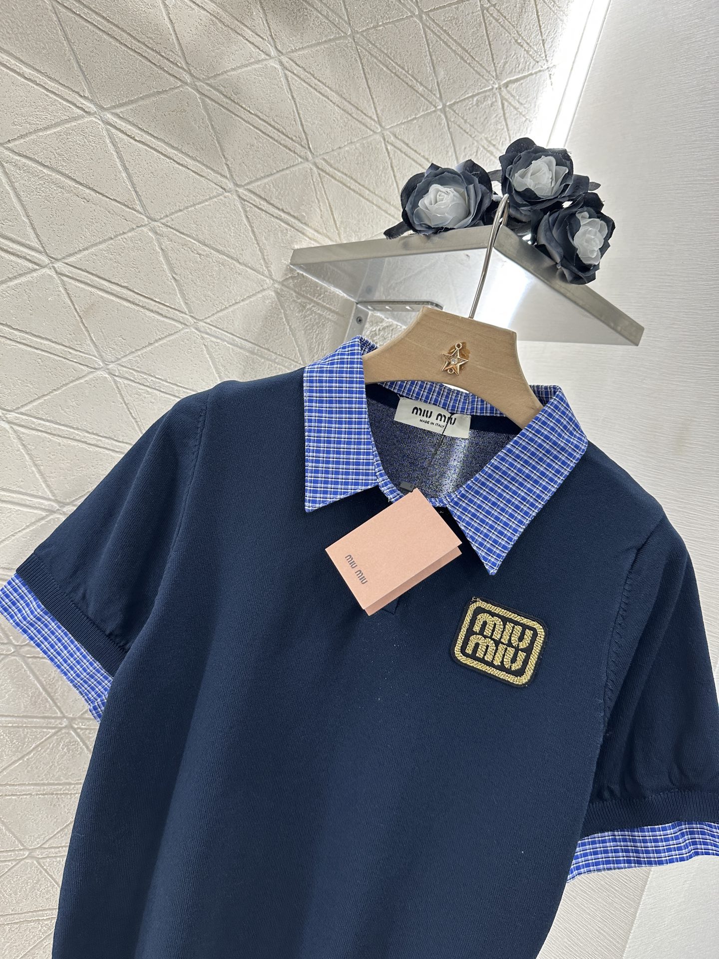 ♥Miumi*♥2025新品上架
    衬衫拼接针织上衣
定制YB进口纱线织造 柔软舒适 洋气显瘦 拼