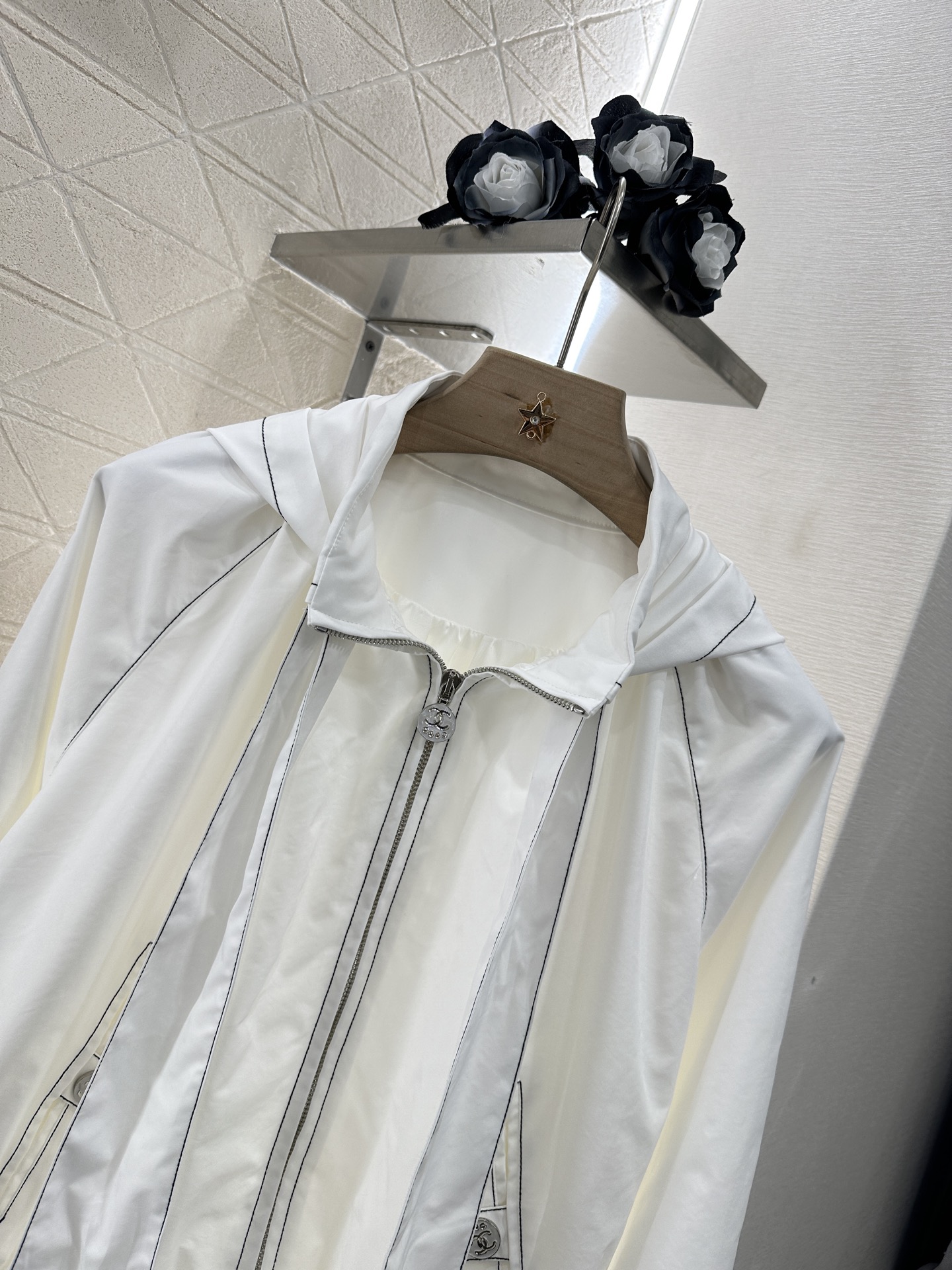 ♥Chane*♥2025新品上架
   系带防晒外套长裤套装
定制YB进口防晒材质 带有珠光光泽 质感高