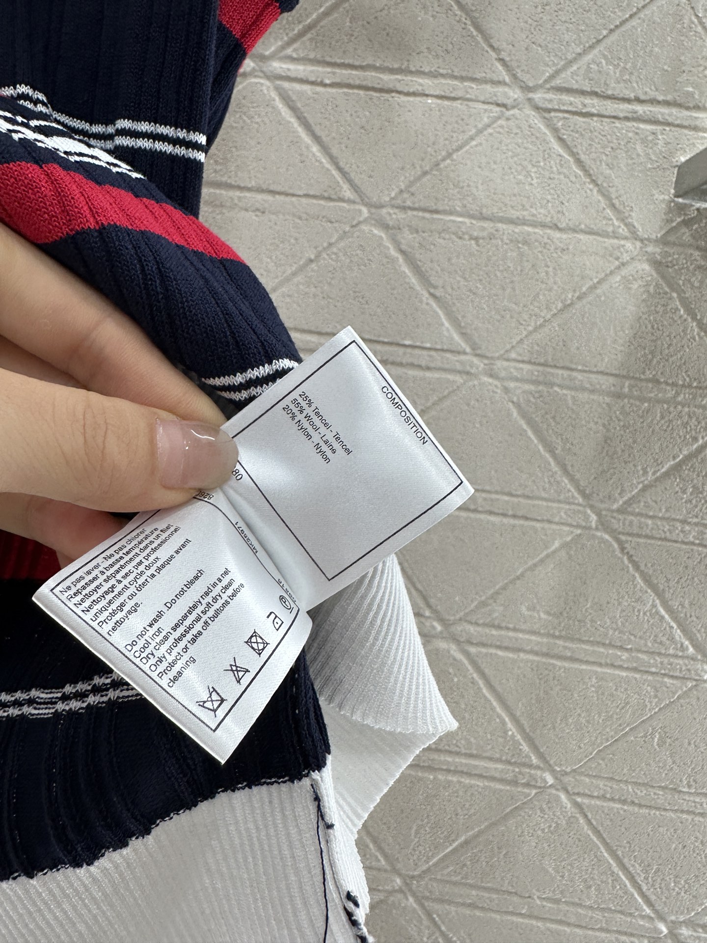♥Chane*♥2025新品上架
     翻领条纹针织背心
定制YB羊毛纱线织造 质感高级舒适 翻领背
