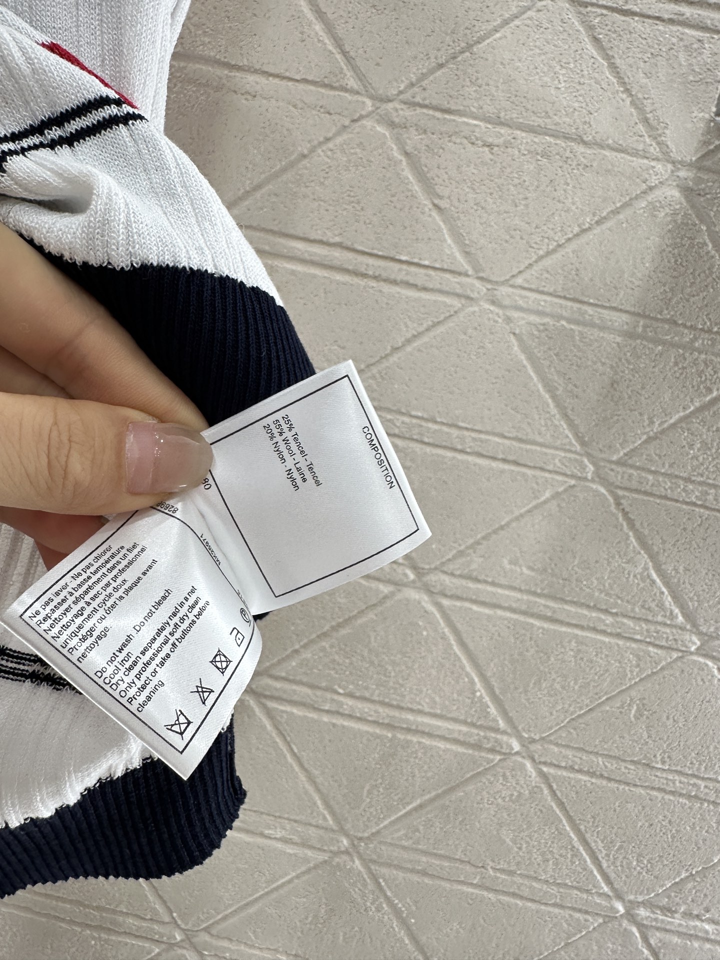 ♥Chane*♥2025新品上架
     翻领条纹针织背心
定制YB羊毛纱线织造 质感高级舒适 翻领背
