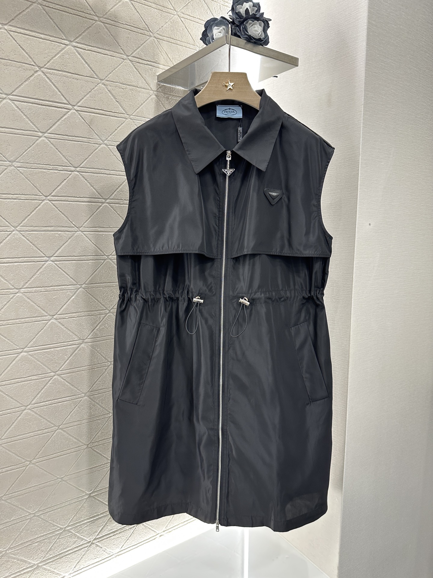 ♥Prad*♥2025新品上架
  抽绳工装背心连衣裙
定制YB进口环保再生尼龙材质 质感高级 挺括有型