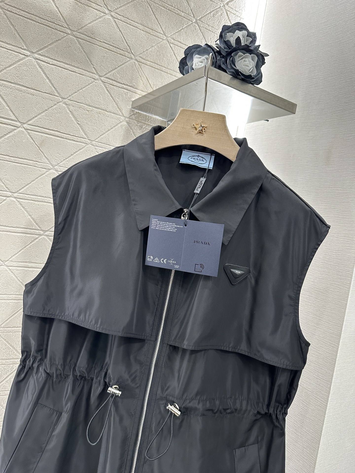 ♥Prad*♥2025新品上架
  抽绳工装背心连衣裙
定制YB进口环保再生尼龙材质 质感高级 挺括有型