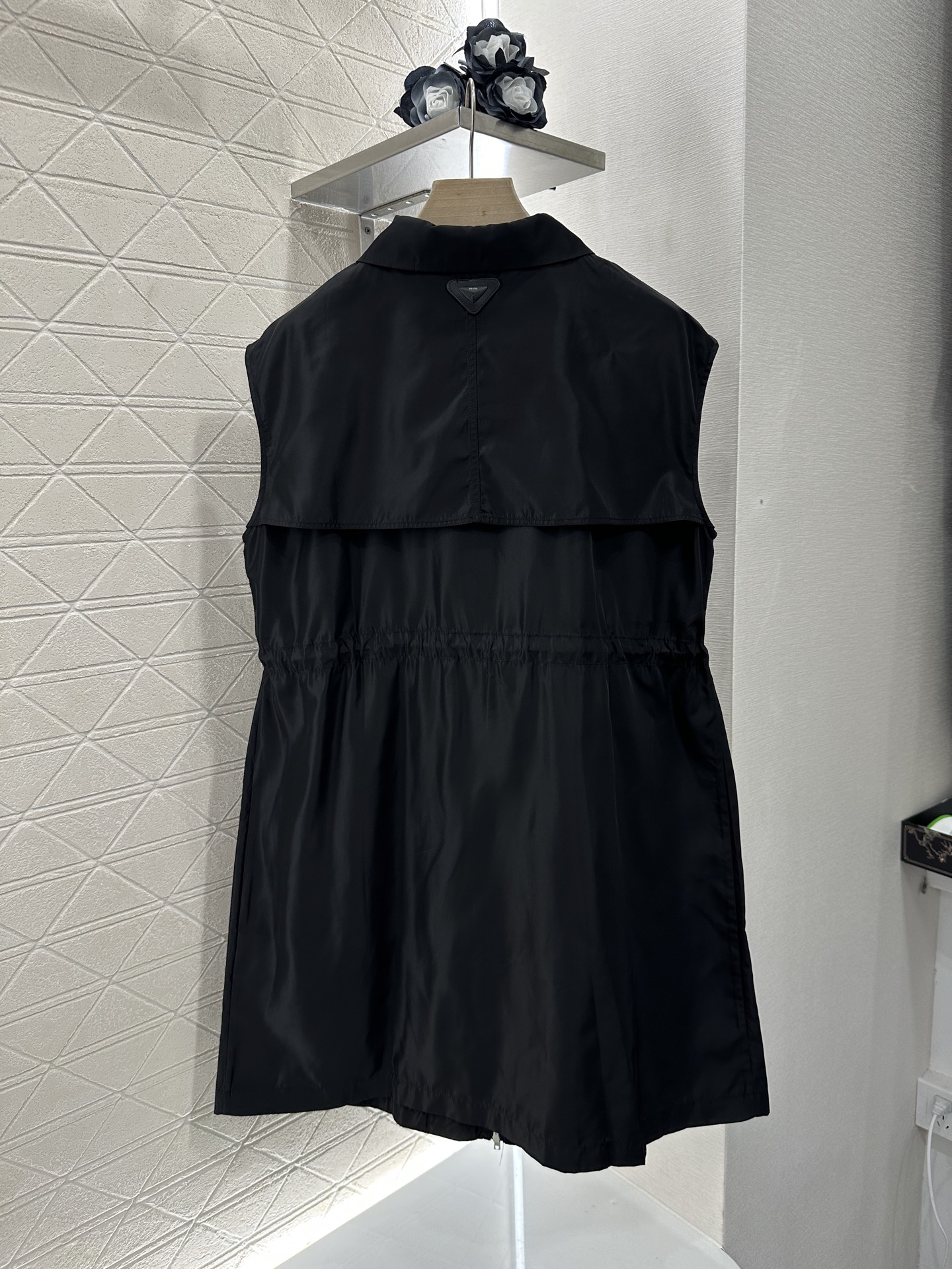♥Prad*♥2025新品上架
  抽绳工装背心连衣裙
定制YB进口环保再生尼龙材质 质感高级 挺括有型
