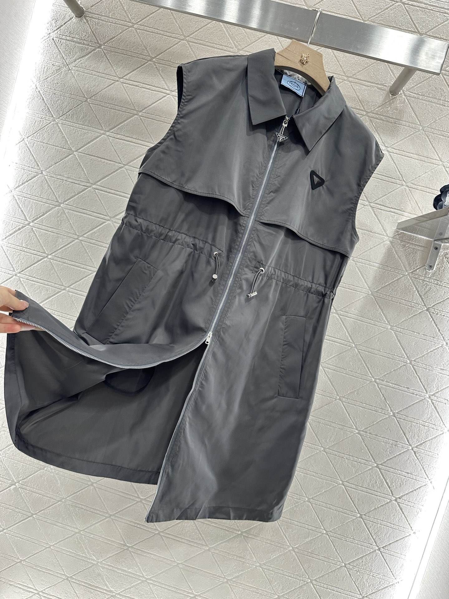 ♥Prad*♥2025新品上架
  抽绳工装背心连衣裙
定制YB进口环保再生尼龙材质 质感高级 挺括有型