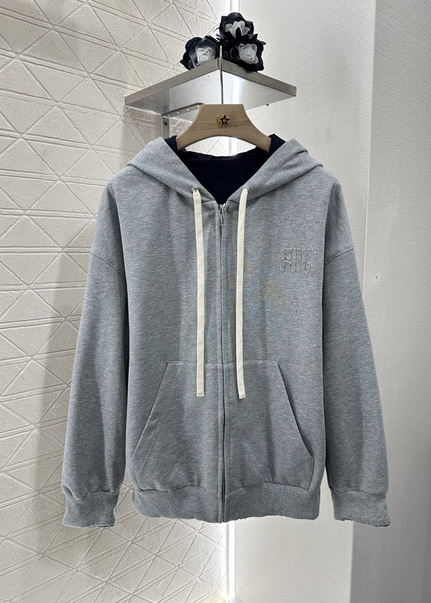 ♥Miumi*♥2025新品上架
两面穿连帽外套短裙套装
定制YB斜纹全棉➕环保再生尼龙材质 舒适透气 
