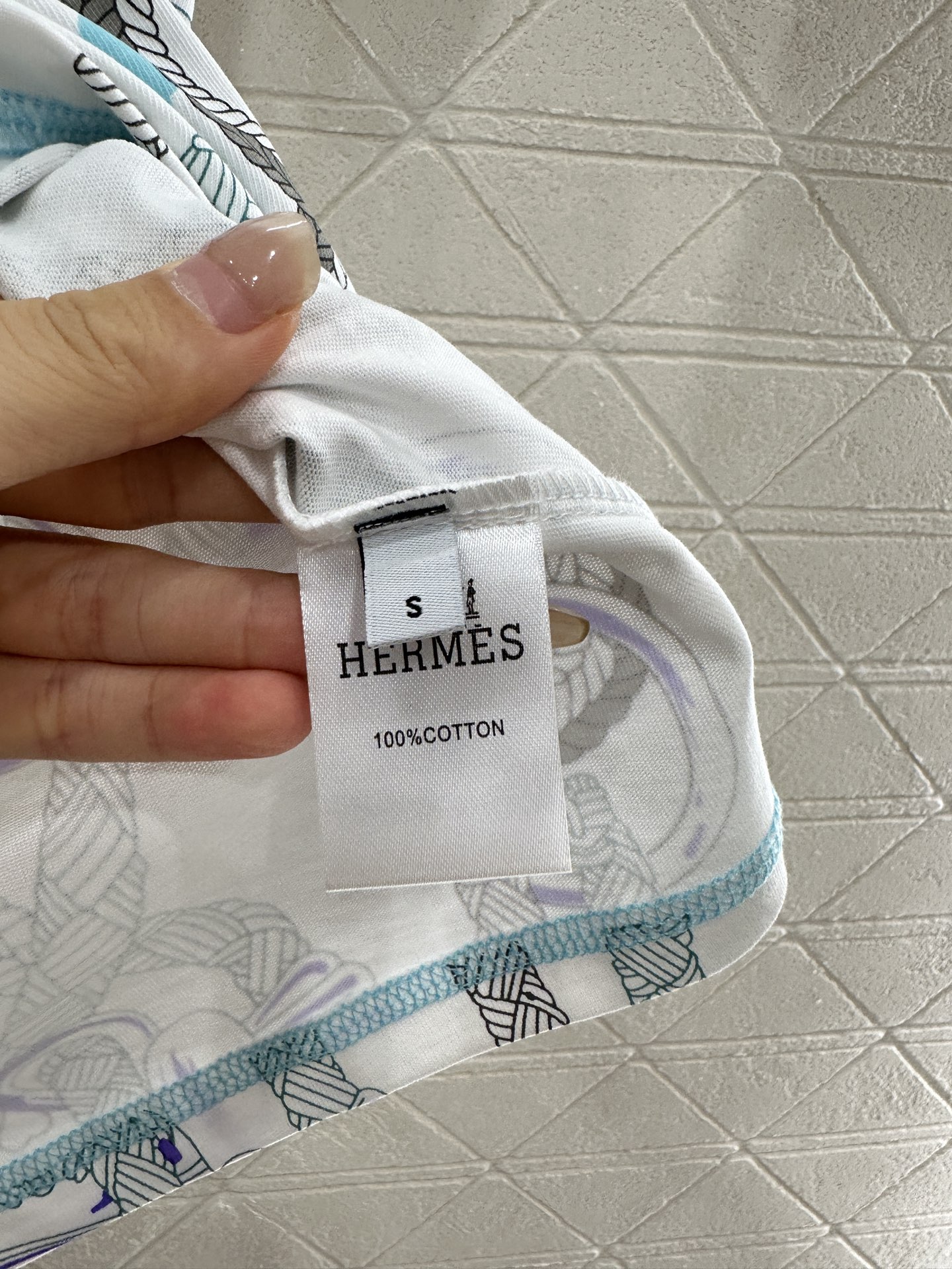 ♥Herme*♥2025新品上架
     圆领链扣印花𝑇𝑒𝑒
定制YB丝光全棉材质 透气舒适 质感十足