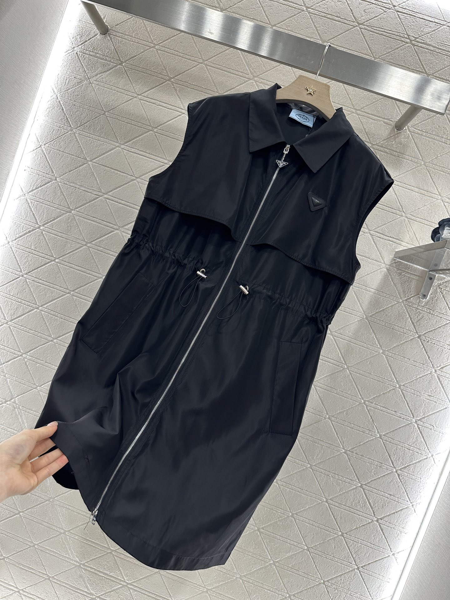 ♥Prad*♥2025新品上架
  抽绳工装背心连衣裙
定制YB进口环保再生尼龙材质 质感高级 挺括有型