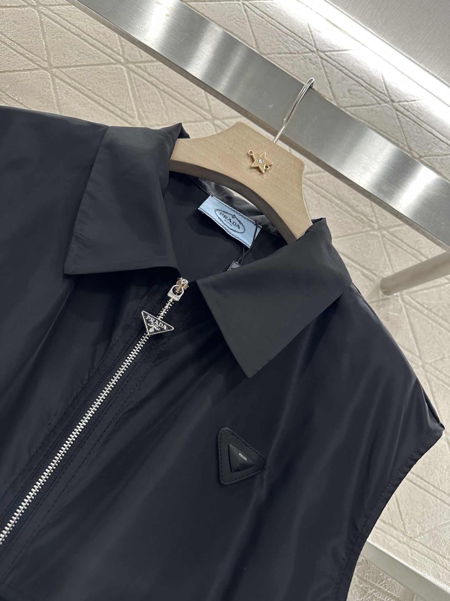 ♥Prad*♥2025新品上架
  抽绳工装背心连衣裙
定制YB进口环保再生尼龙材质 质感高级 挺括有型