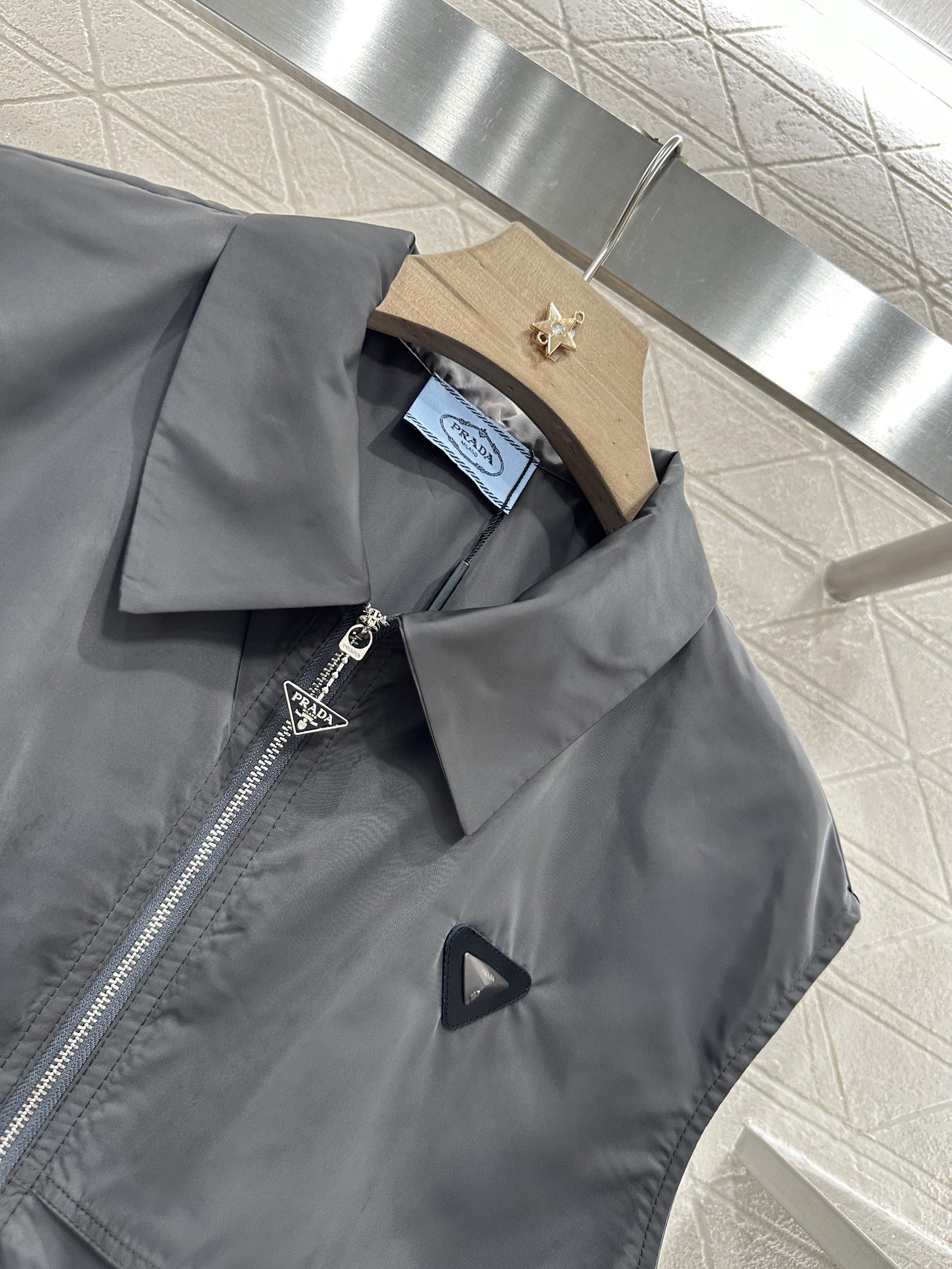 ♥Prad*♥2025新品上架
  抽绳工装背心连衣裙
定制YB进口环保再生尼龙材质 质感高级 挺括有型